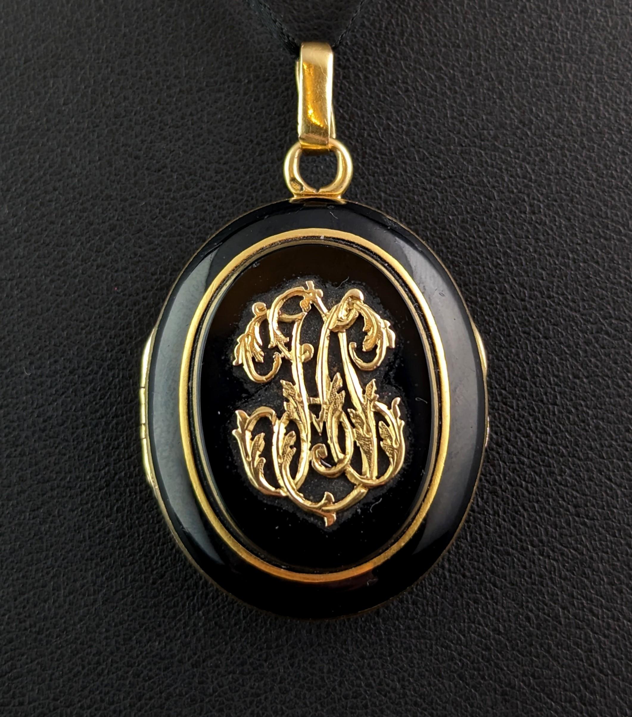 Antique French Mourning locket, Black onyx and 18ct gold, Remember  For Sale 7
