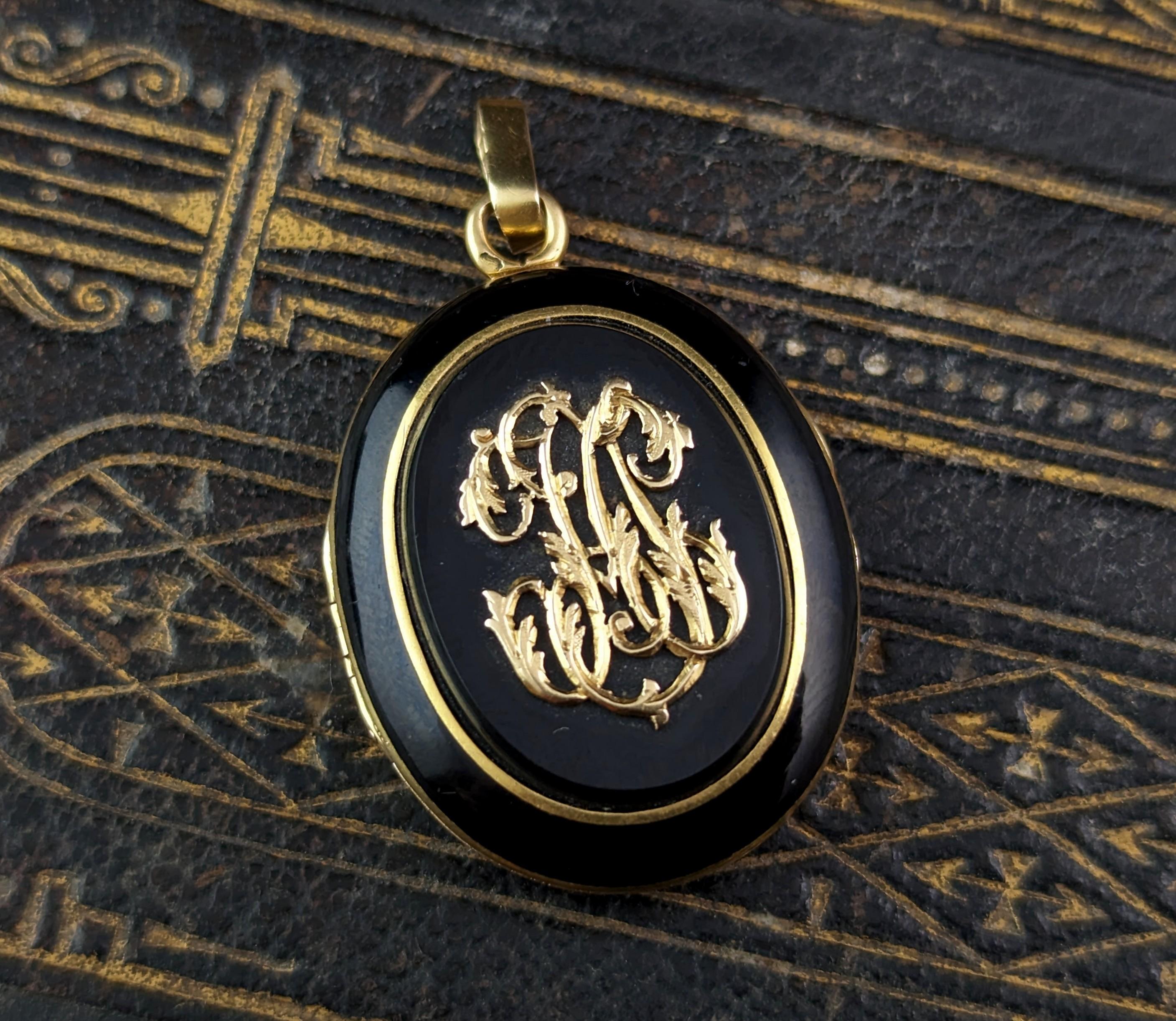 Antique French Mourning locket, Black onyx and 18ct gold, Remember  For Sale 8