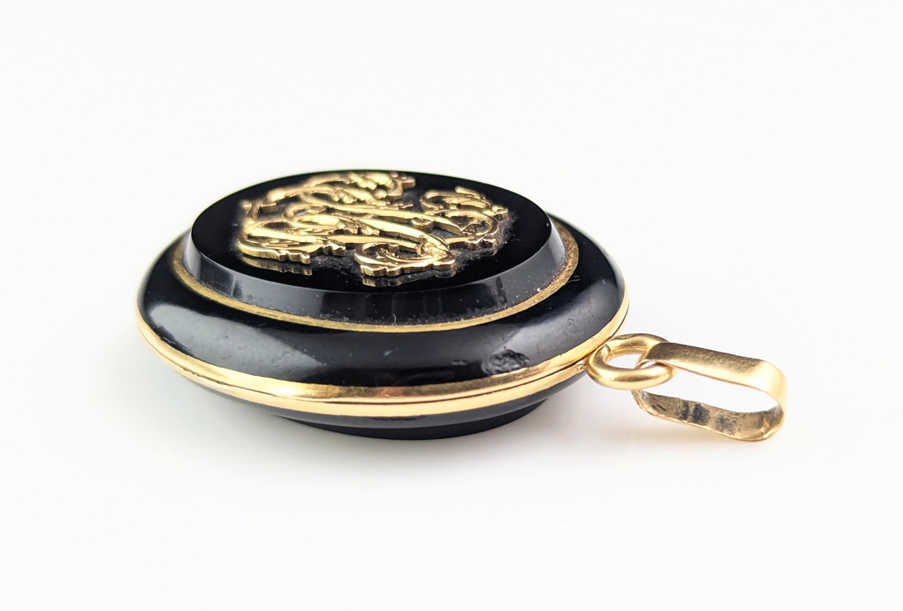 Antique French Mourning locket, Black onyx and 18ct gold, Remember  For Sale 11