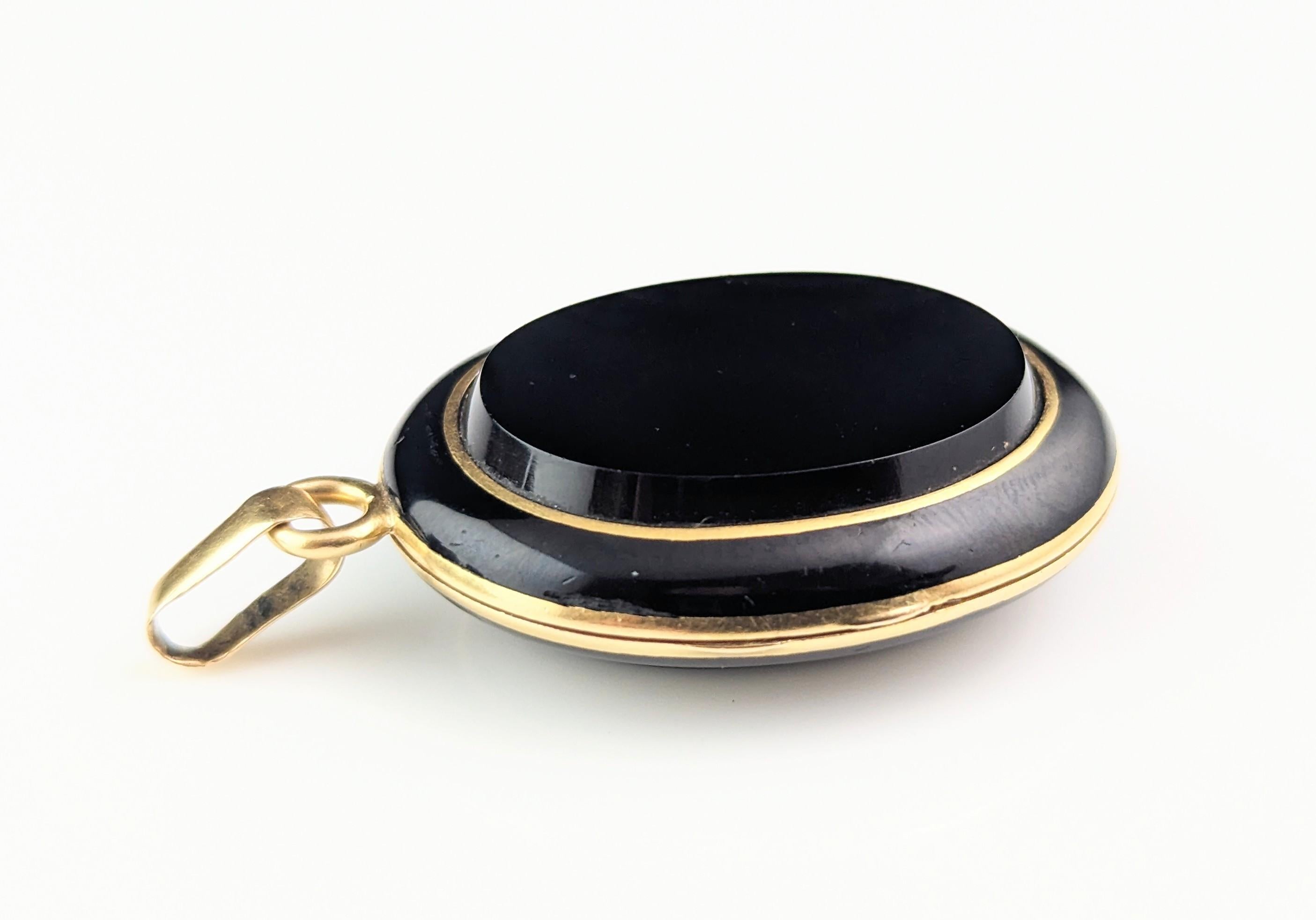Antique French Mourning locket, Black onyx and 18ct gold, Remember  For Sale 13