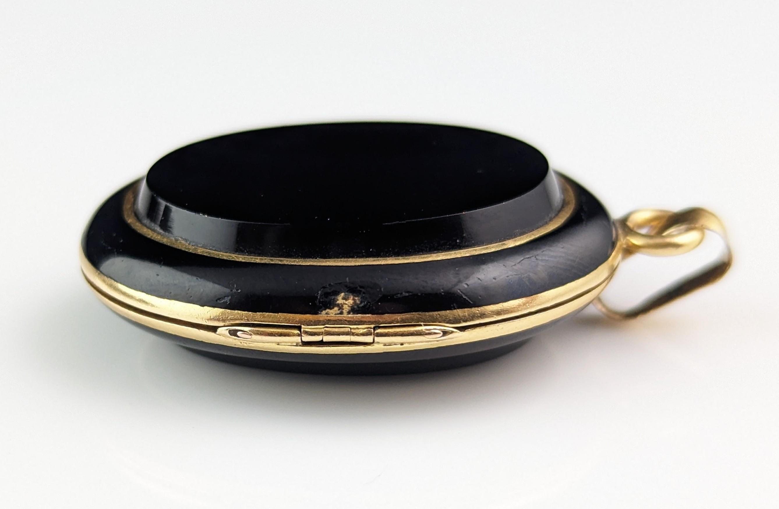 Antique French Mourning locket, Black onyx and 18ct gold, Remember  For Sale 14