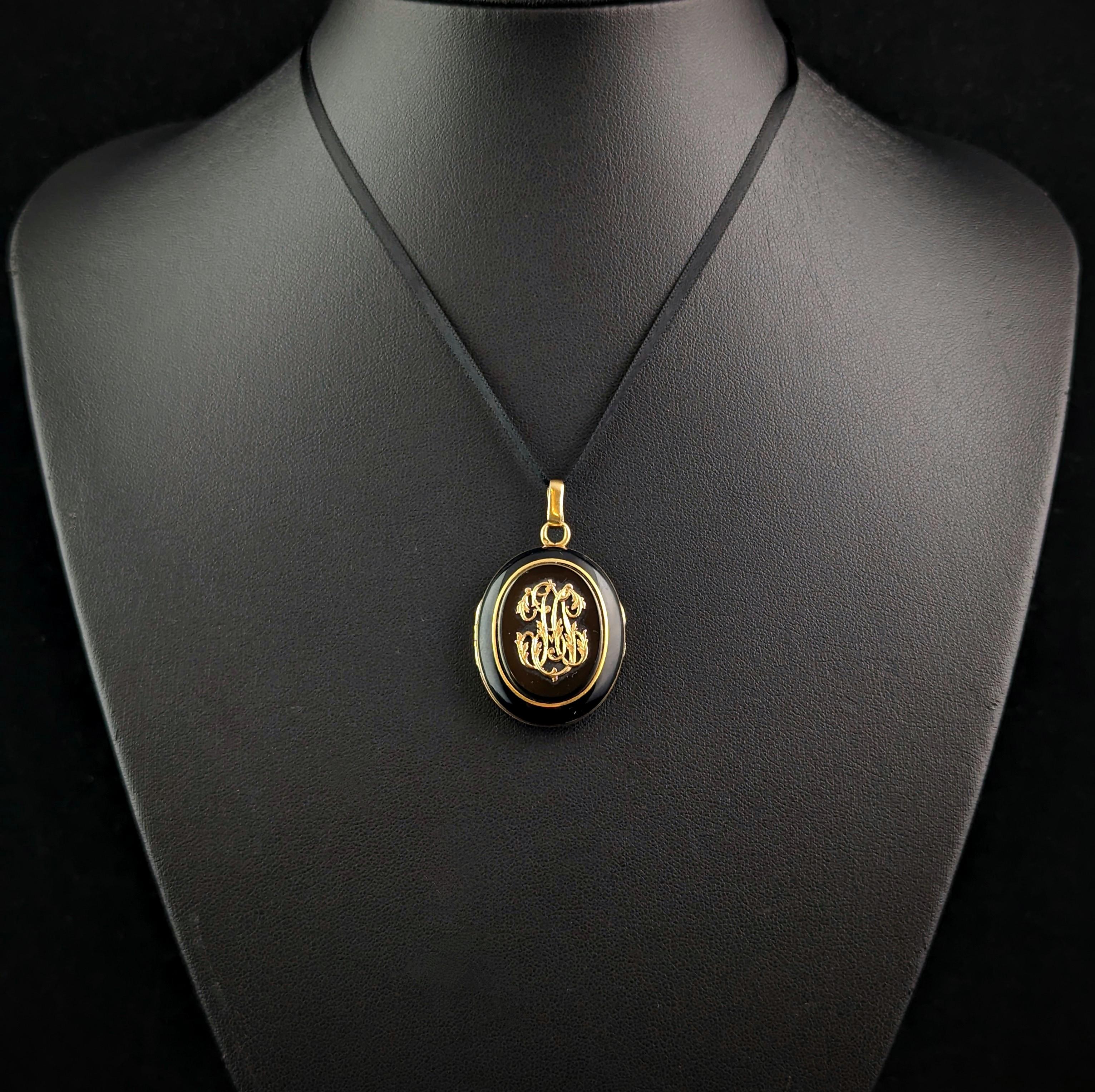 Victorian Antique French Mourning locket, Black onyx and 18ct gold, Remember  For Sale