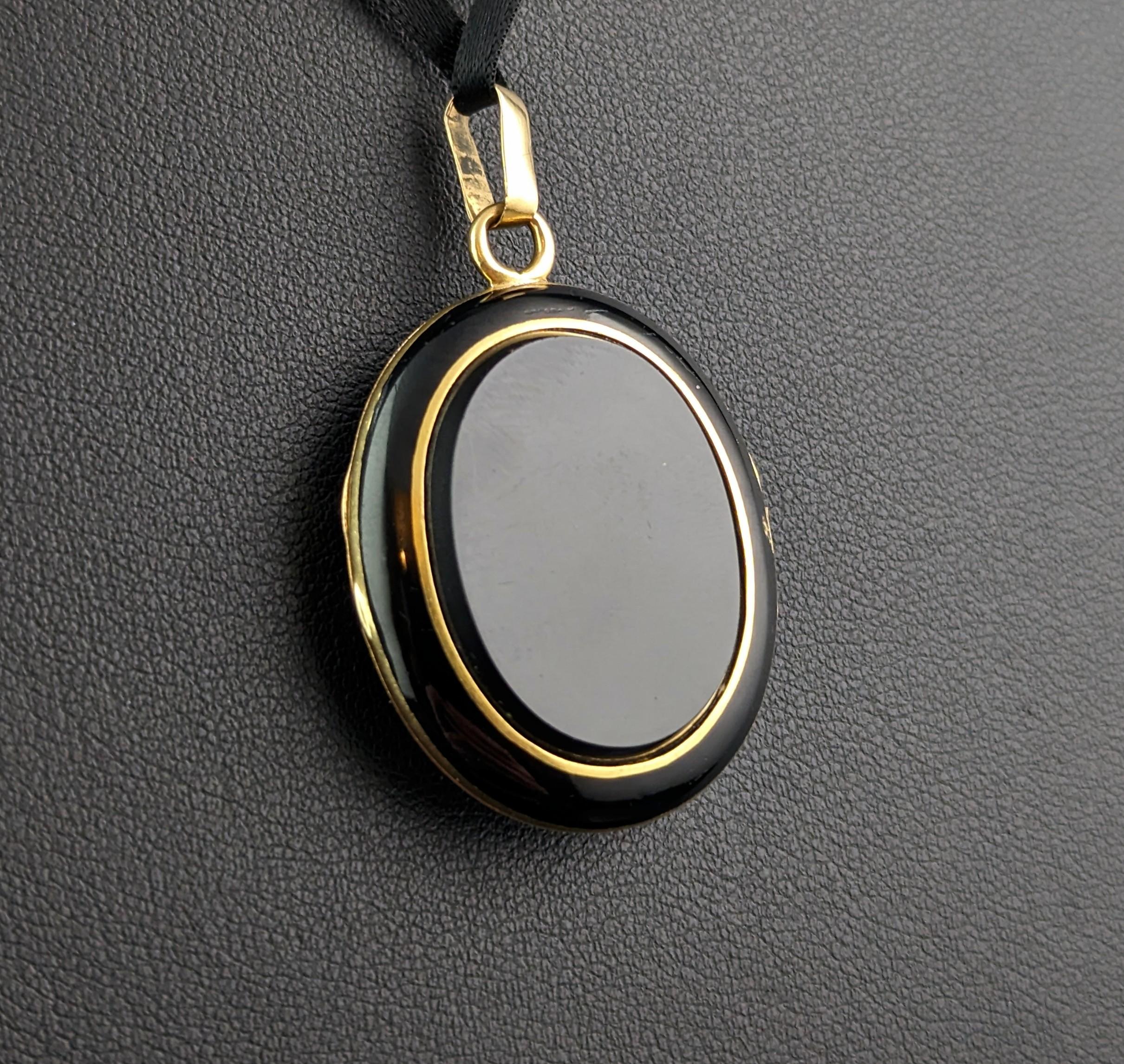 Taille ovale Médaillon de deuil français ancien, Onyx noir et or 18ct, Souvenirs  en vente