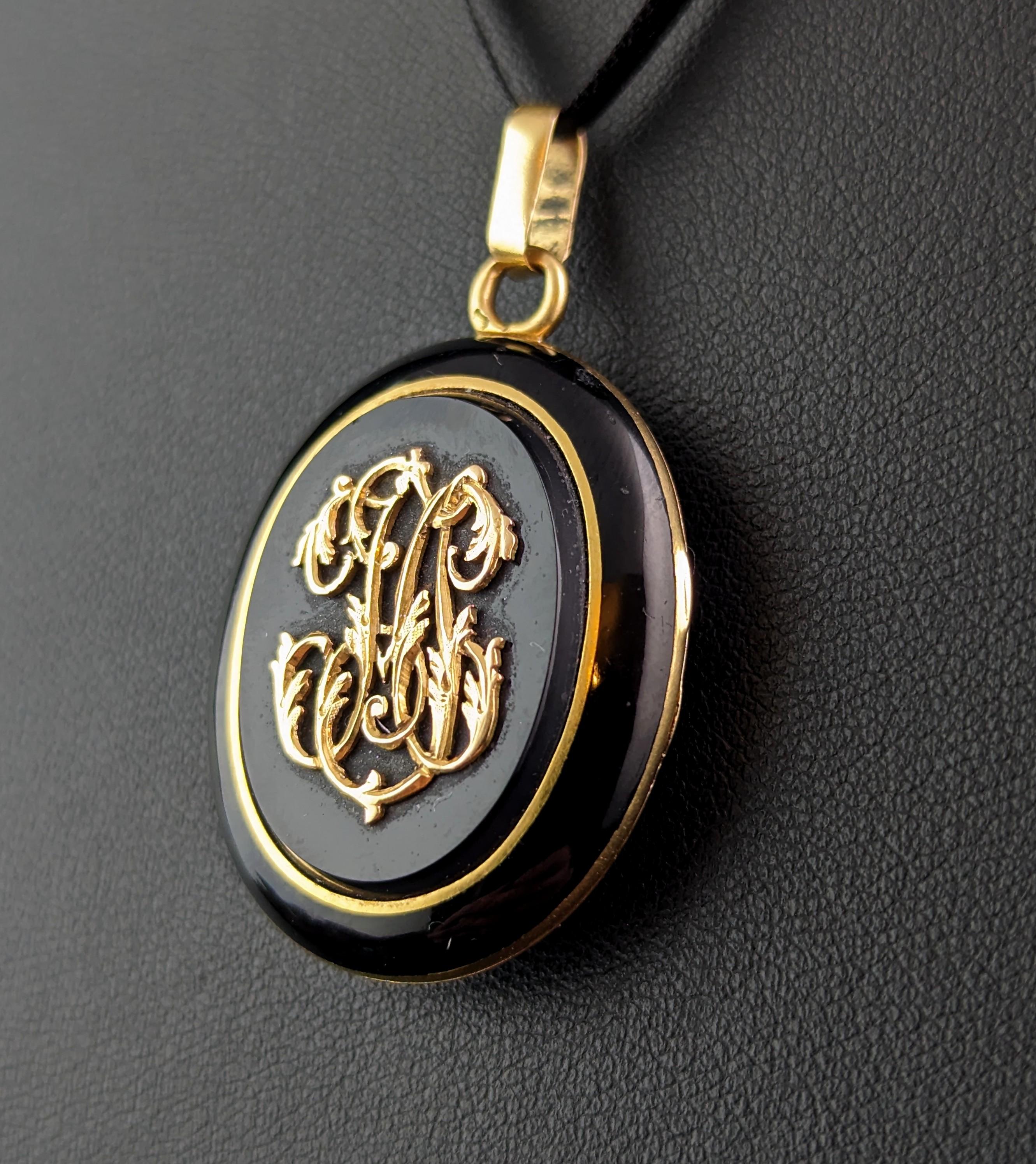 Antique French Mourning locket, Black onyx and 18ct gold, Remember  In Good Condition For Sale In NEWARK, GB
