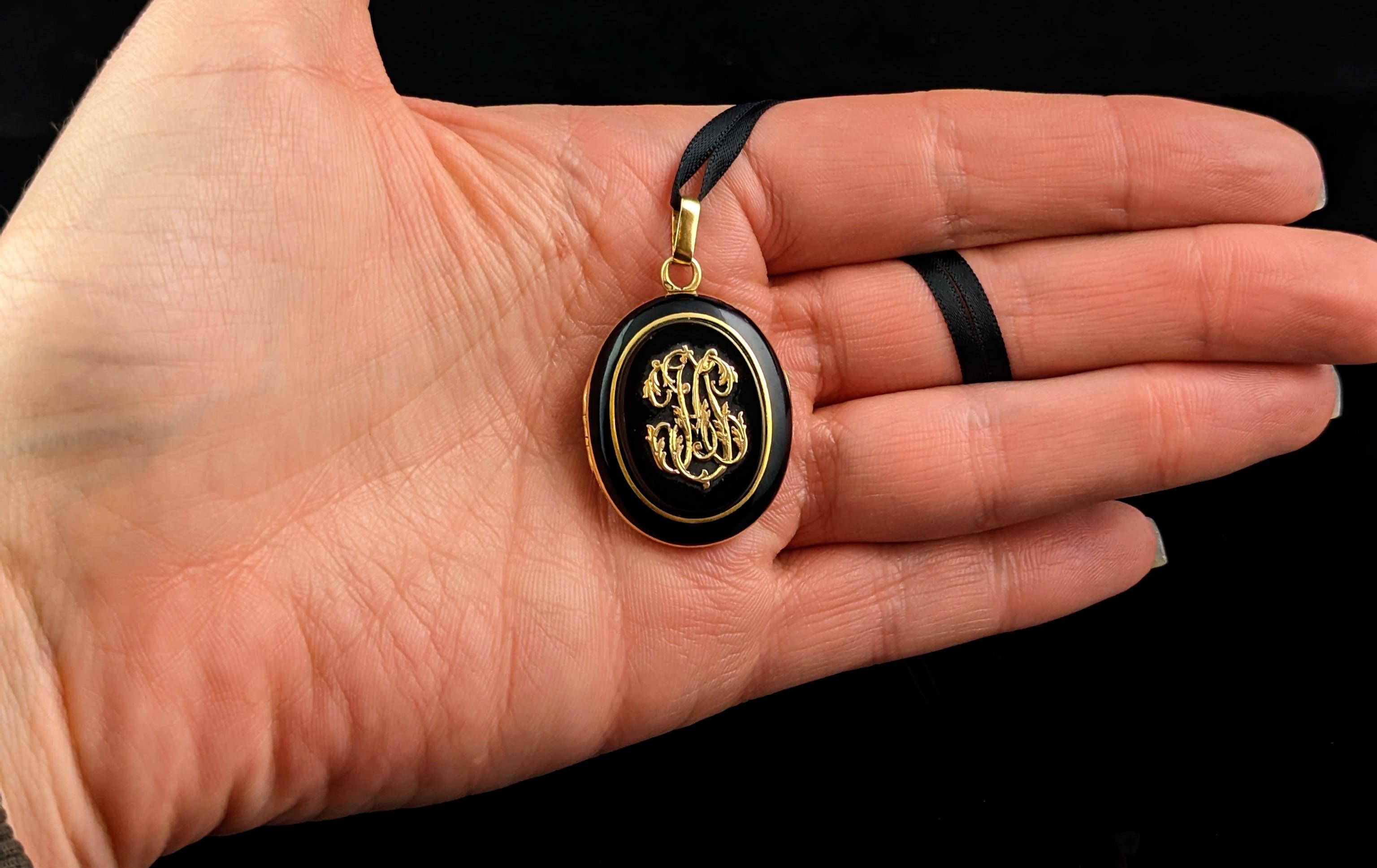 Women's or Men's Antique French Mourning locket, Black onyx and 18ct gold, Remember  For Sale