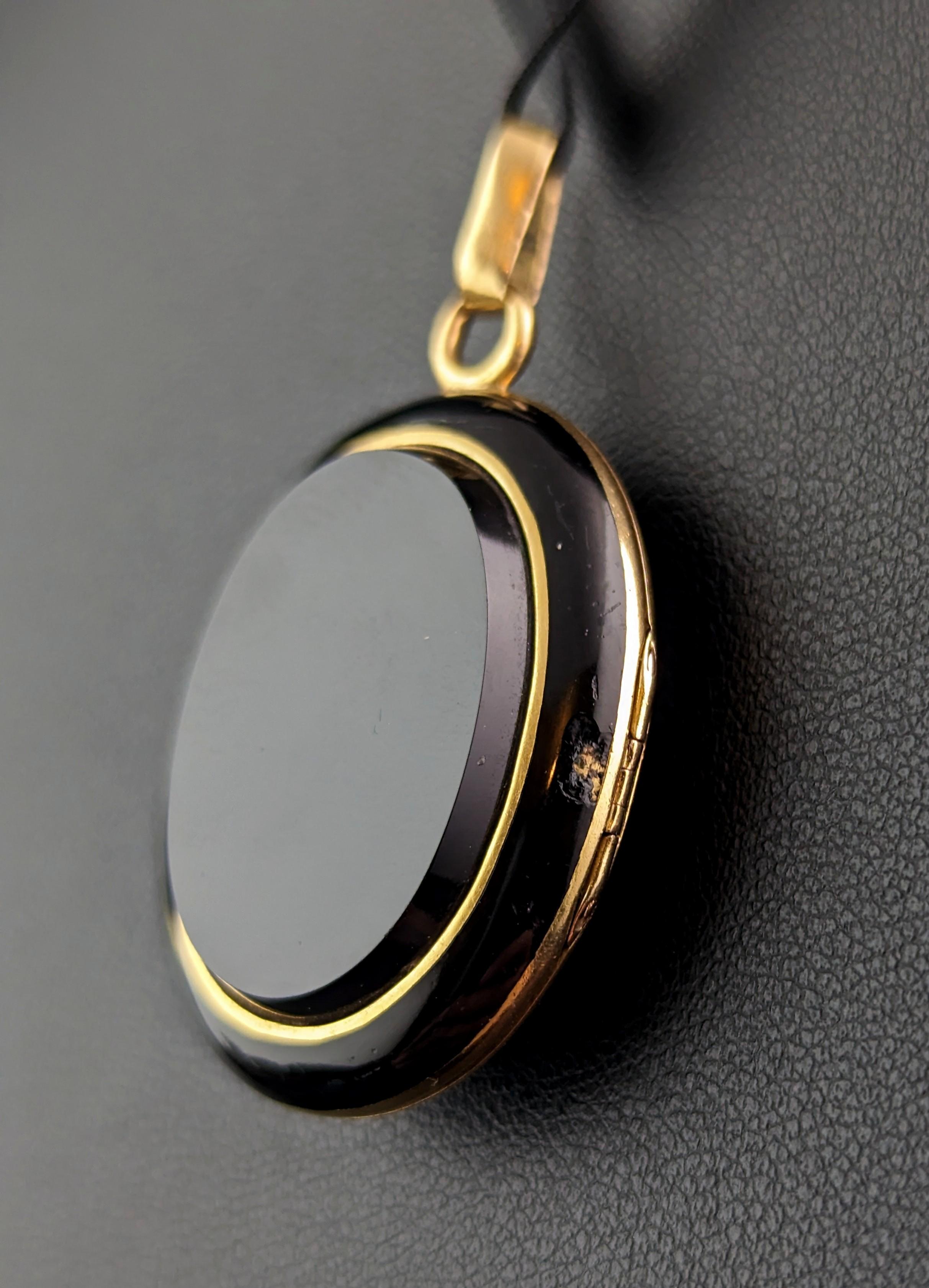 Antique French Mourning locket, Black onyx and 18ct gold, Remember  For Sale 3