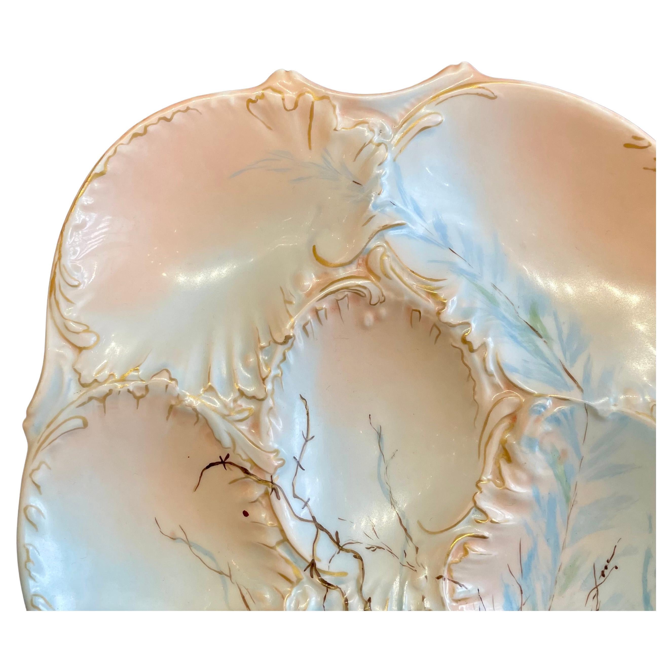 Français Antique français « M.R. Assiette à huîtres Pastel en forme de porcelaine de Limoges, vers 1900. en vente