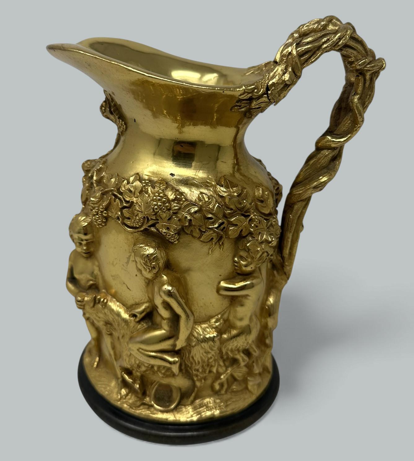 Un'eccezionale e bella brocca francese di calibro davvero pesante fusa a cesello alla maniera di Claude Michel Clodion 1738-1814. Terzo trimestre del XIX secolo.  

Il corpo principale con dettagli mitologici in rilievo di Satiri e Putti o Cherubini