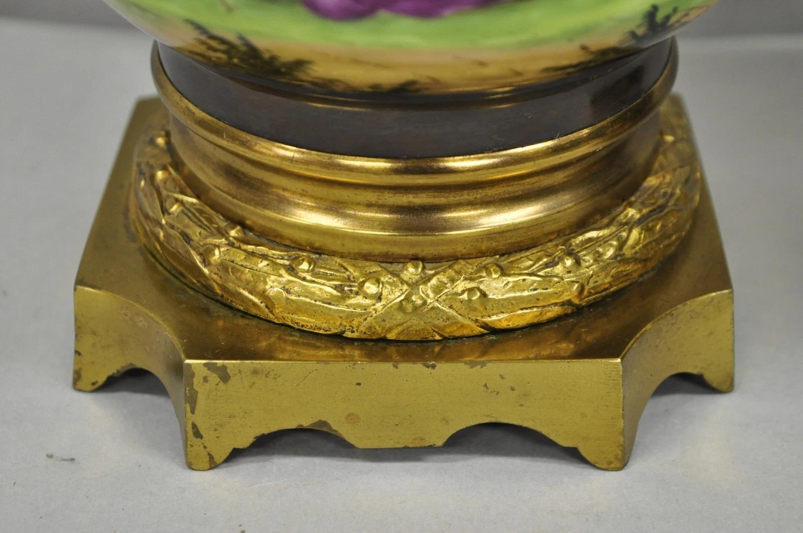 Antique French Napolean III Lámpara de aceite de porcelana pintada a mano Lámparas de mesa - un par en venta 4