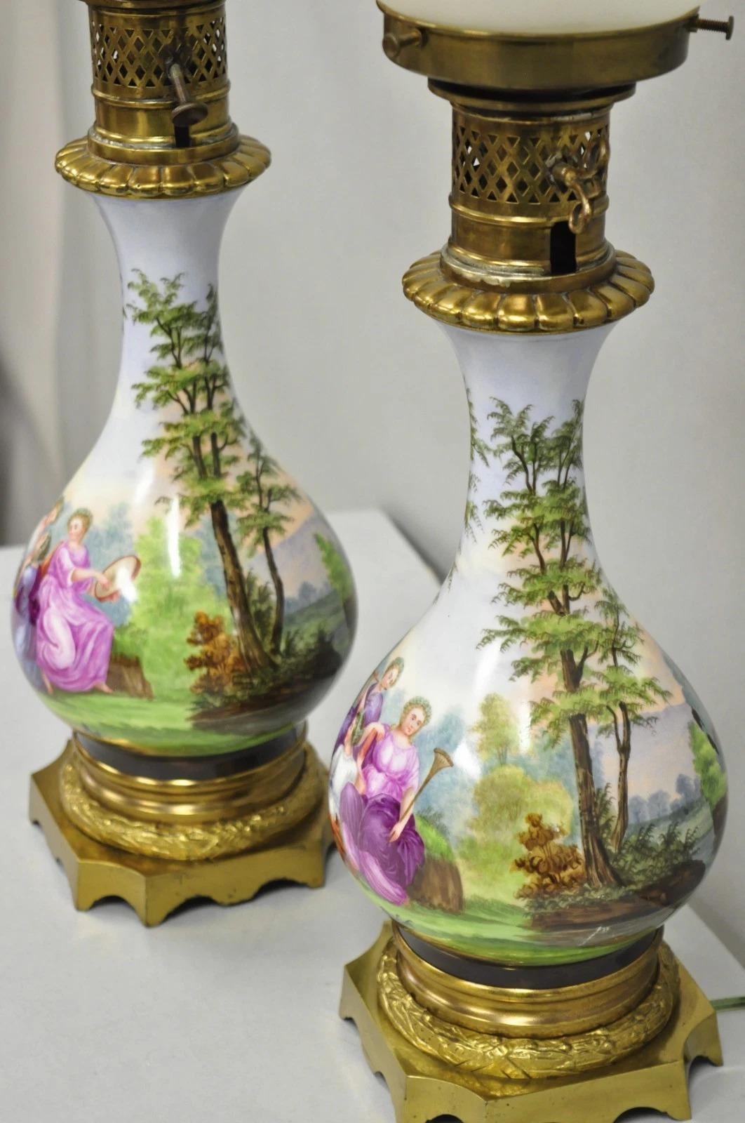 Antique French Napolean III Lámpara de aceite de porcelana pintada a mano Lámparas de mesa - un par en venta 5