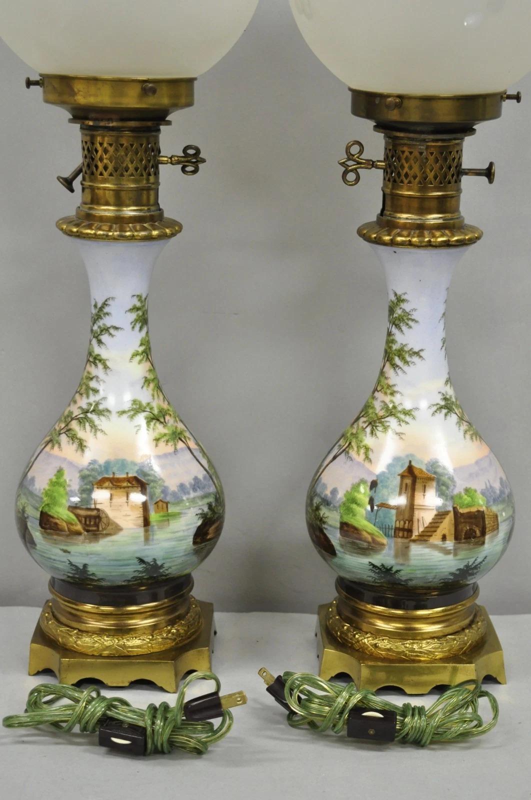 Antique French Napolean III Lámpara de aceite de porcelana pintada a mano Lámparas de mesa - un par en venta 6