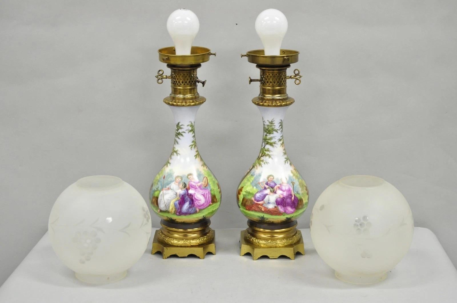 Antique French Napolean III Lámpara de aceite de porcelana pintada a mano Lámparas de mesa - un par en venta 7