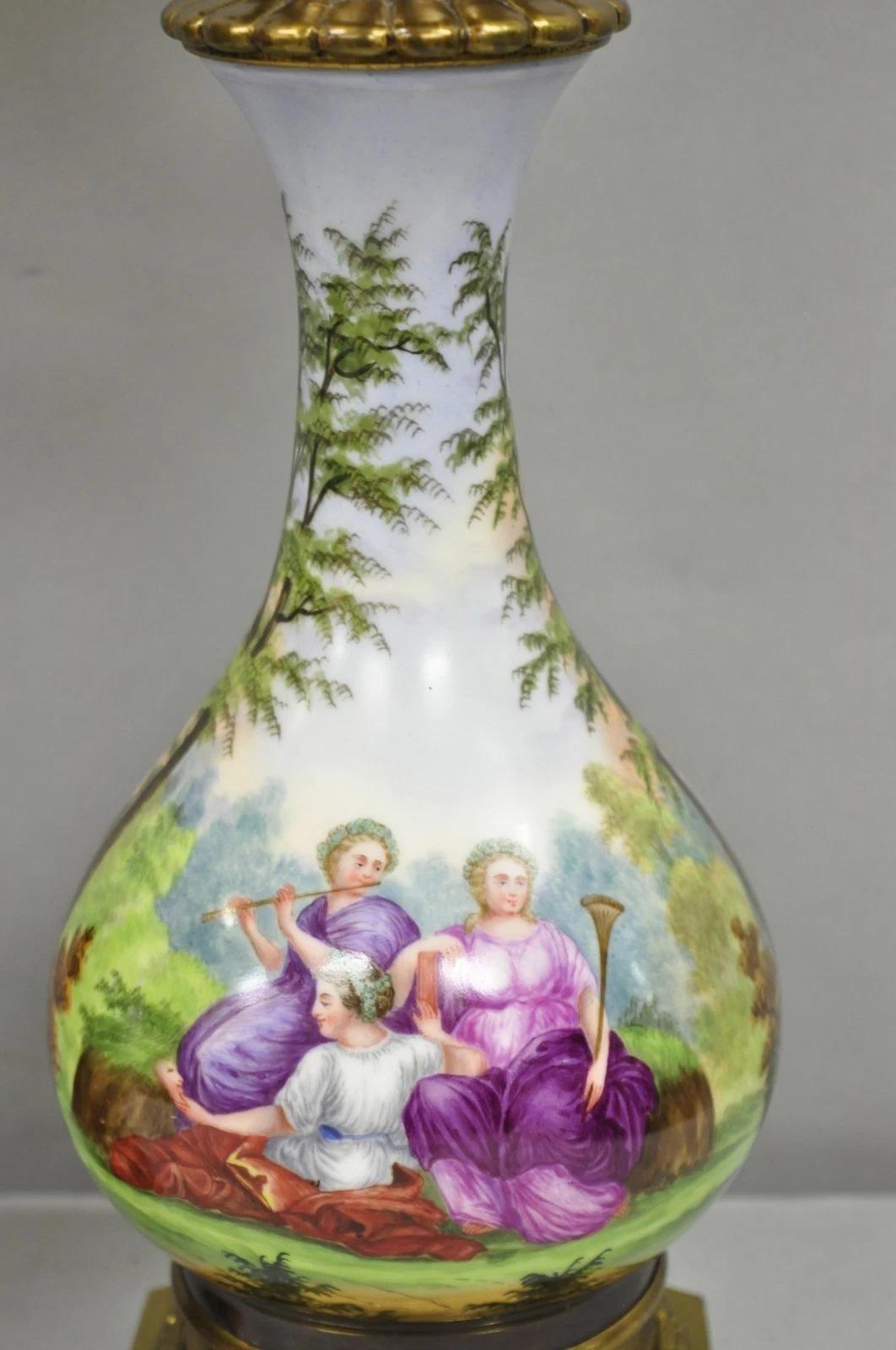 Antique French Napolean III Lámpara de aceite de porcelana pintada a mano Lámparas de mesa - un par Desconocido en venta