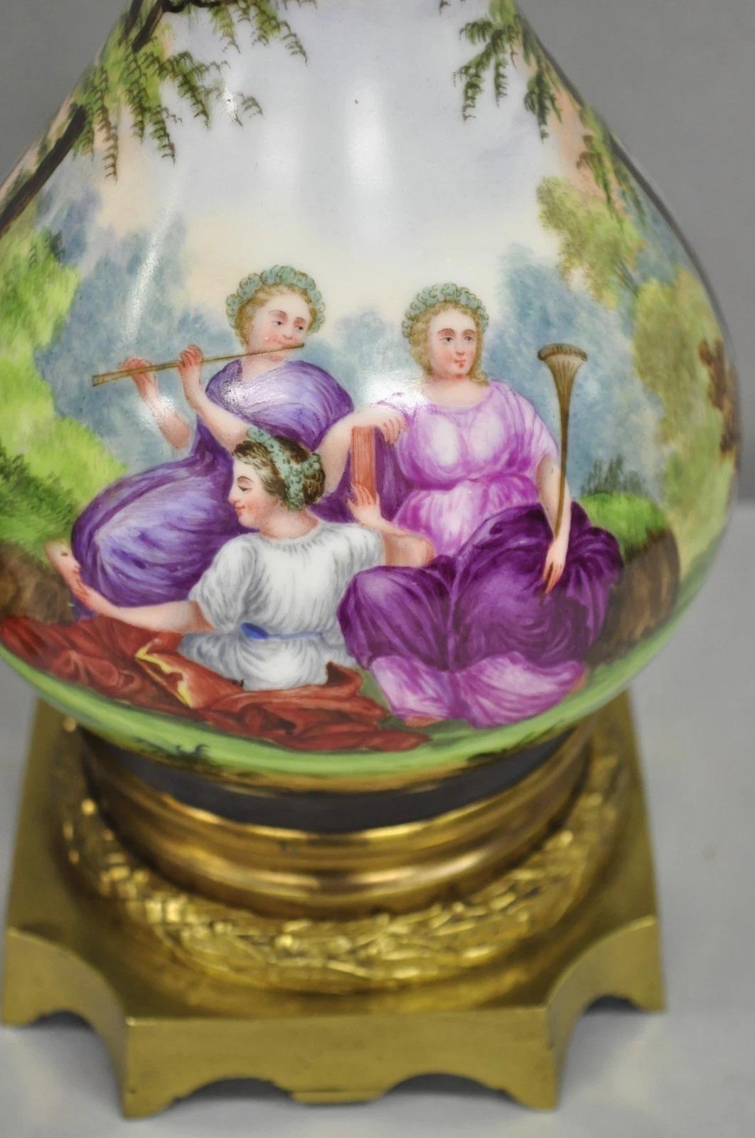 Antique French Napolean III Lámpara de aceite de porcelana pintada a mano Lámparas de mesa - un par en Bueno estado para la venta en Philadelphia, PA