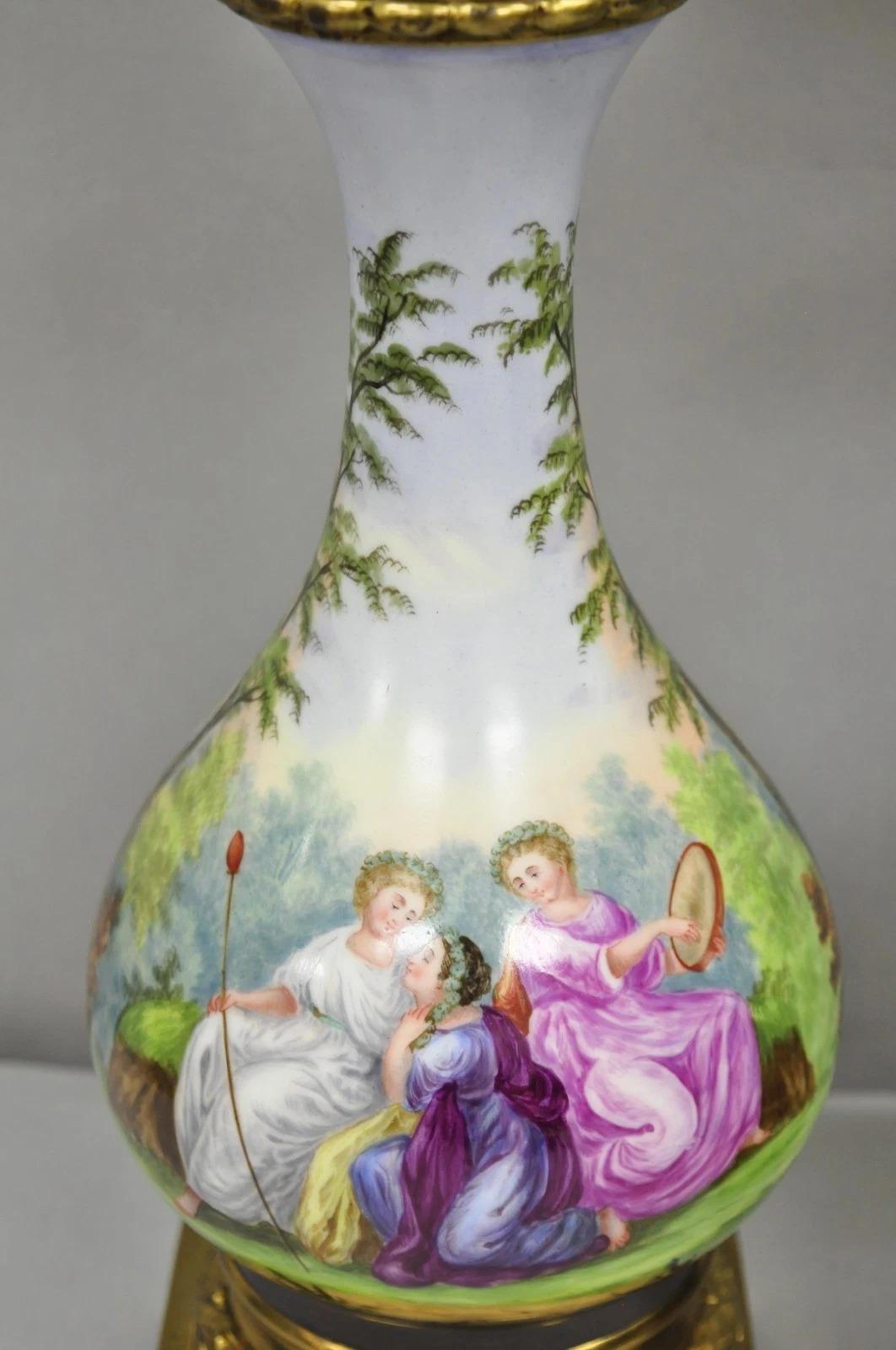 Antique French Napolean III Lámpara de aceite de porcelana pintada a mano Lámparas de mesa - un par siglo XIX en venta