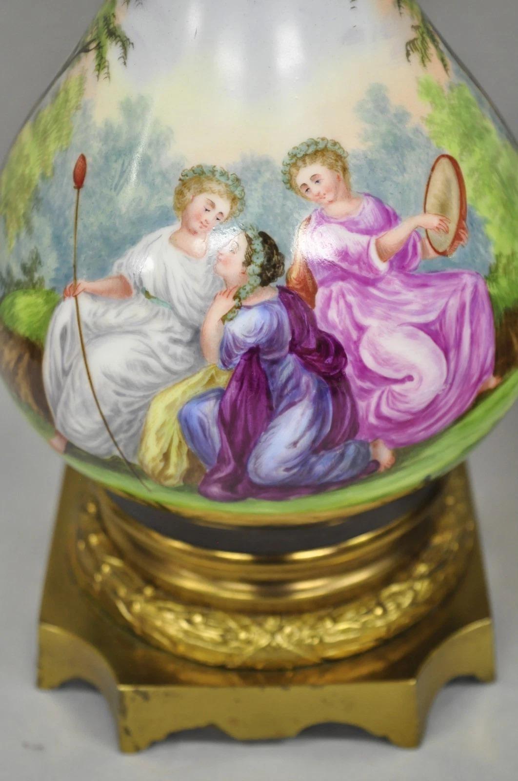 Antique French Napolean III Lámpara de aceite de porcelana pintada a mano Lámparas de mesa - un par Latón en venta