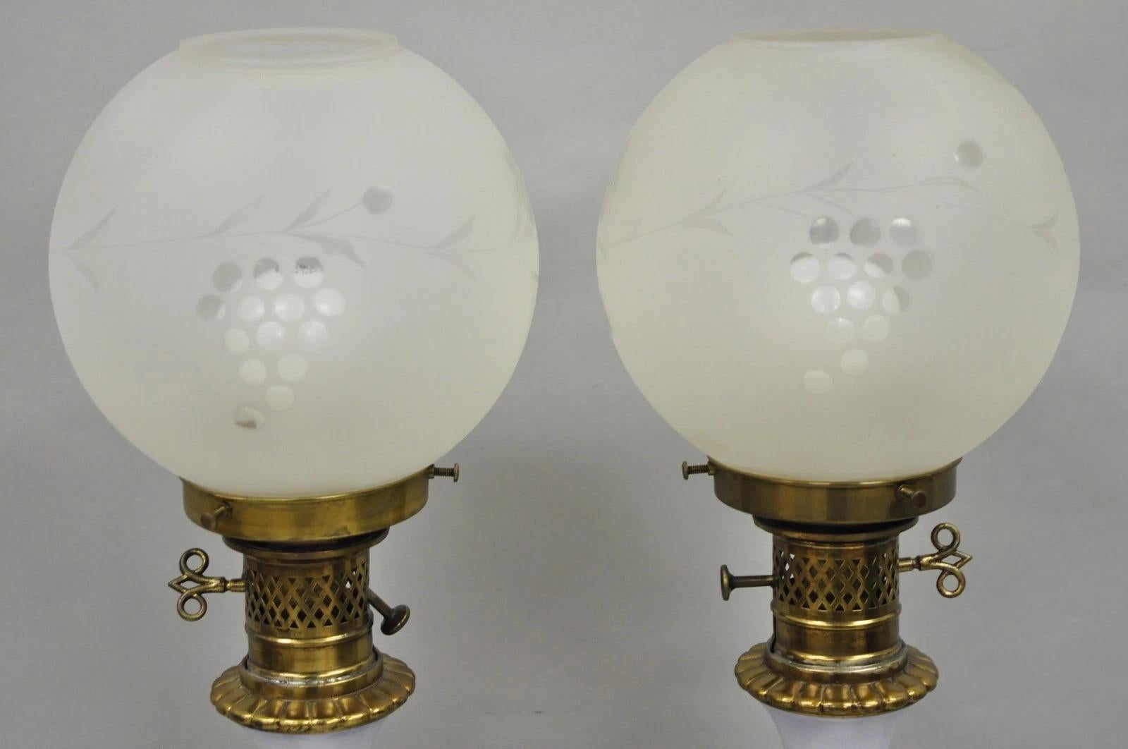 Antique French Napolean III Lámpara de aceite de porcelana pintada a mano Lámparas de mesa - un par en venta 1