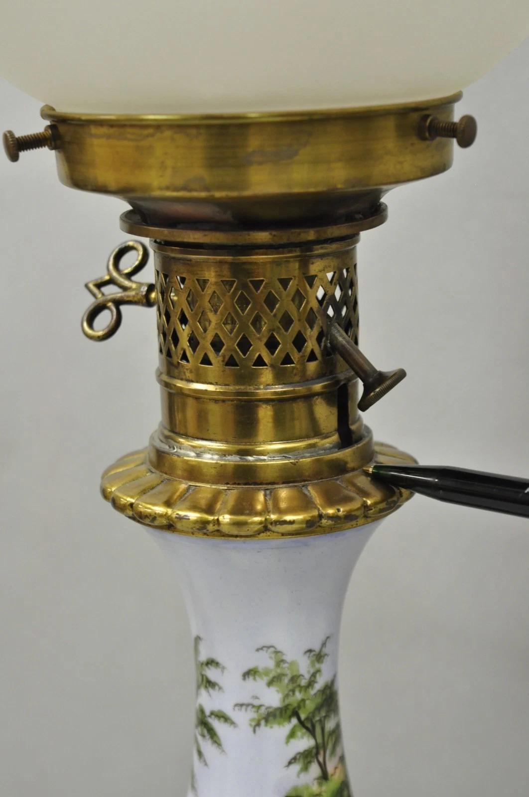 Antique French Napolean III Lámpara de aceite de porcelana pintada a mano Lámparas de mesa - un par en venta 2
