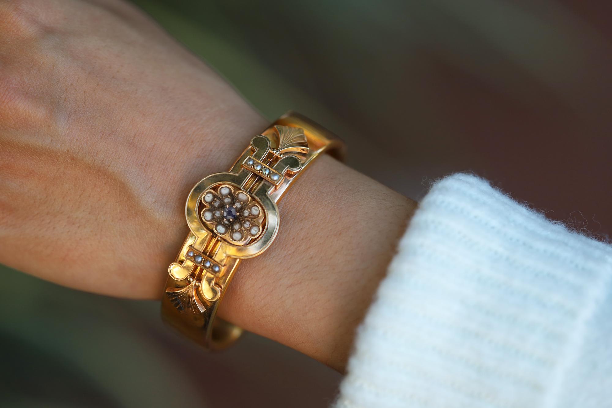 Ce bracelet très convoité, datant de la fin du XIXe siècle en France, est un exemple exceptionnel du design néoclassique français.  Également connu sous le nom d'époque victorienne ou Napoléon III, le bracelet en or jaune 18 carats est surmonté d'un