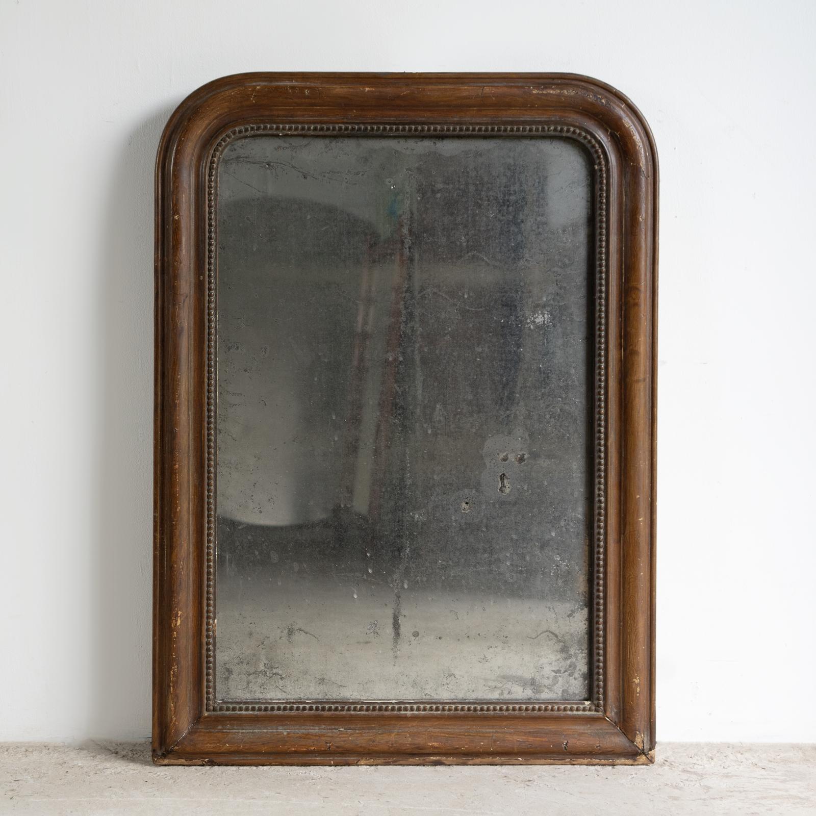 ESPEJO FRANCES ANTIGUO 

Un sencillo marco arqueado dorado al agua con bellos detalles foliados.

Placa original de espejo de mercurio con zorros naturales muy decorativos en toda la superficie. 

Probablemente data de mediados del siglo XIX.

El