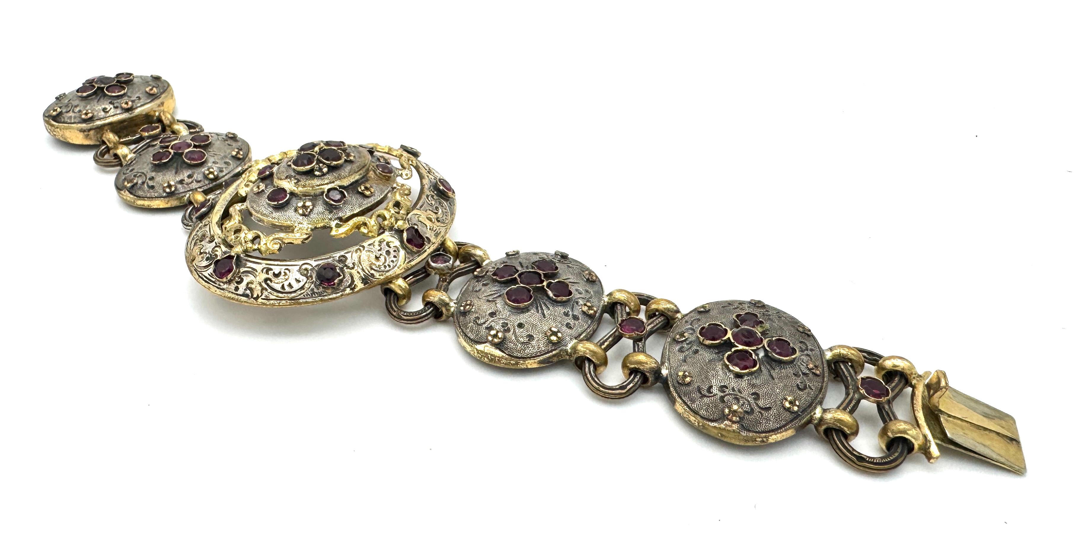 Este raro aluminio  El brazalete se creó hacia 1850/1860 en Francia.
Cuando se descubrió, se pensó que el aluminio era un metal precioso y durante un breve periodo de la historia de la joyería se utilizó para crear piezas excepcionales. Esta inusual