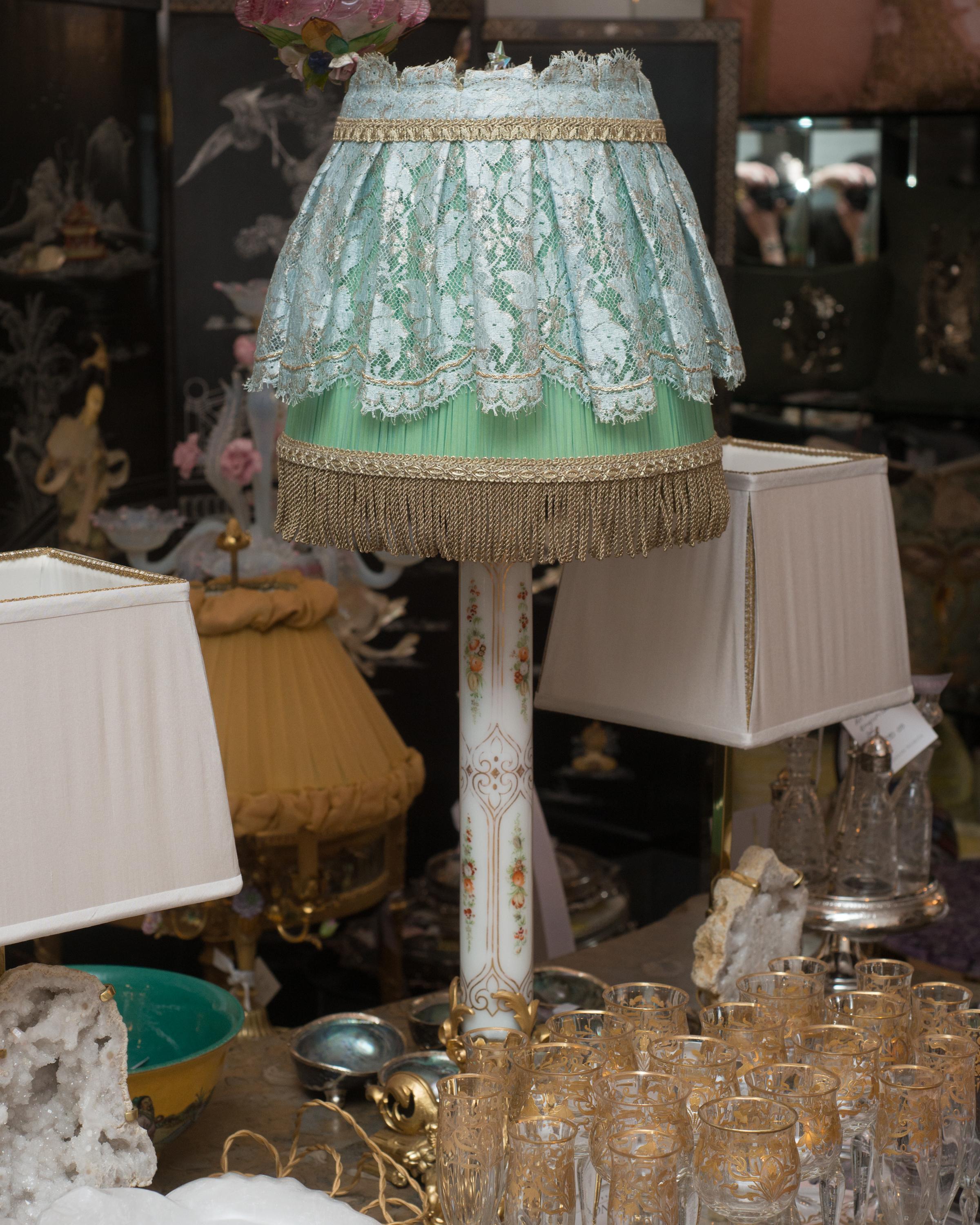 Antike französische Napoleon III.-Lampe aus Bronze und Opal mit maßgefertigtem Seidenschirm (Französisch) im Angebot