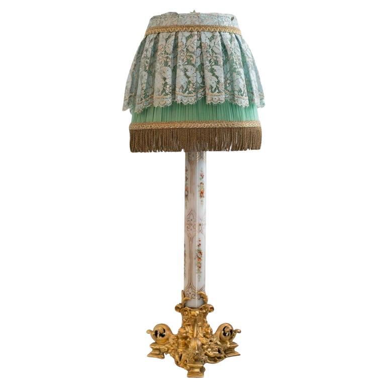 Lampe ancienne française Napoléon III en bronze et opaline avec abat-jour en soie sur mesure en vente