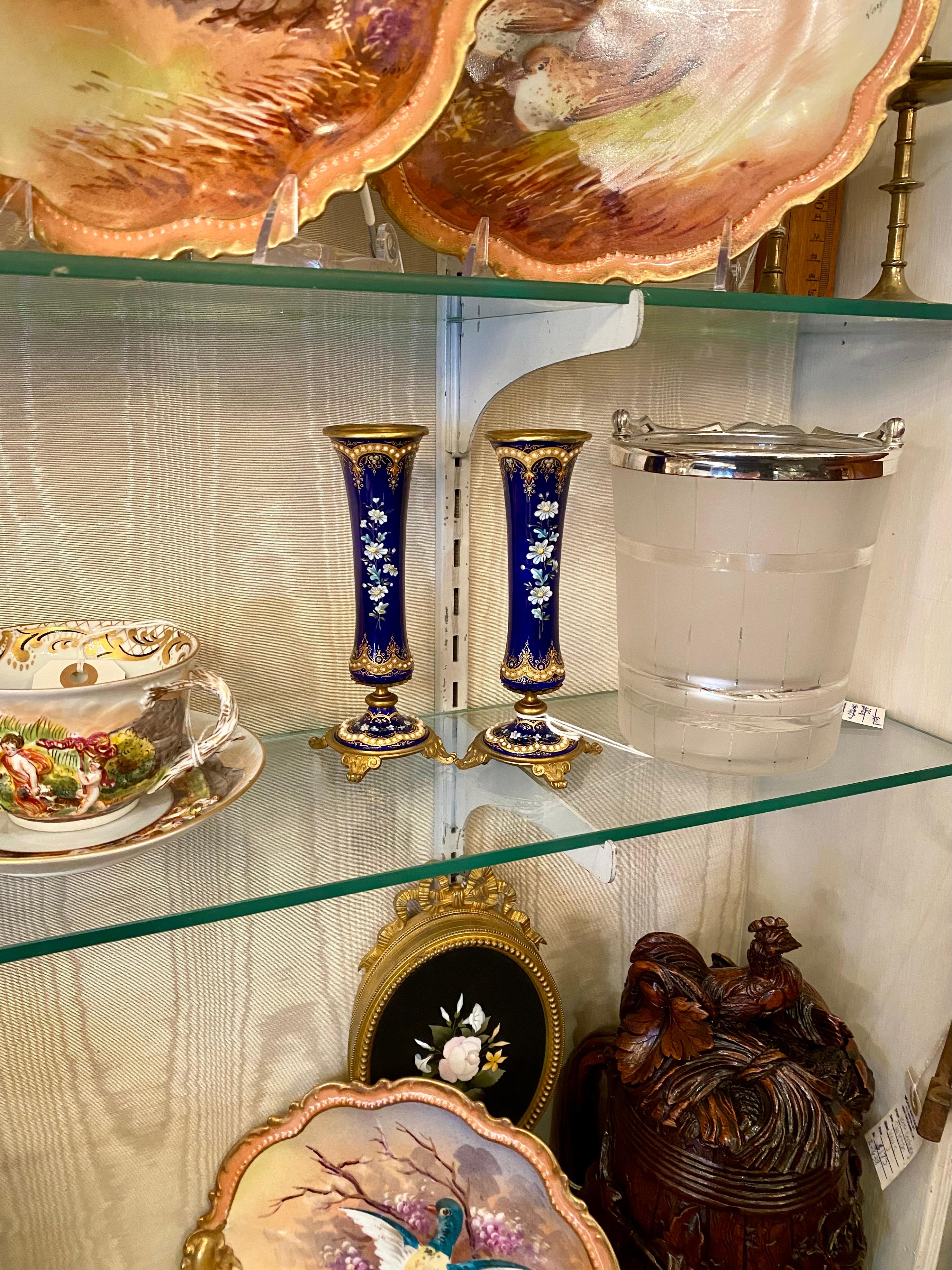 Antike französische Napoleon III.-Vasen aus Bronze und emailliertem kobaltfarbenem Porzellan, um 1870 (19. Jahrhundert) im Angebot
