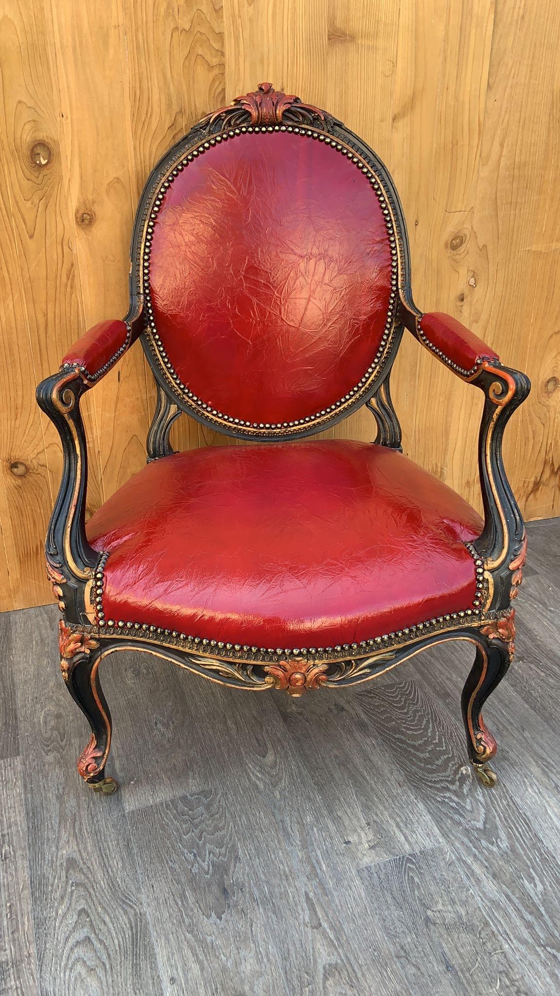 Sculpté à la main Anciens fauteuils français Napoléon III sculptés et nouvellement recouverts de cuir - Paire en vente