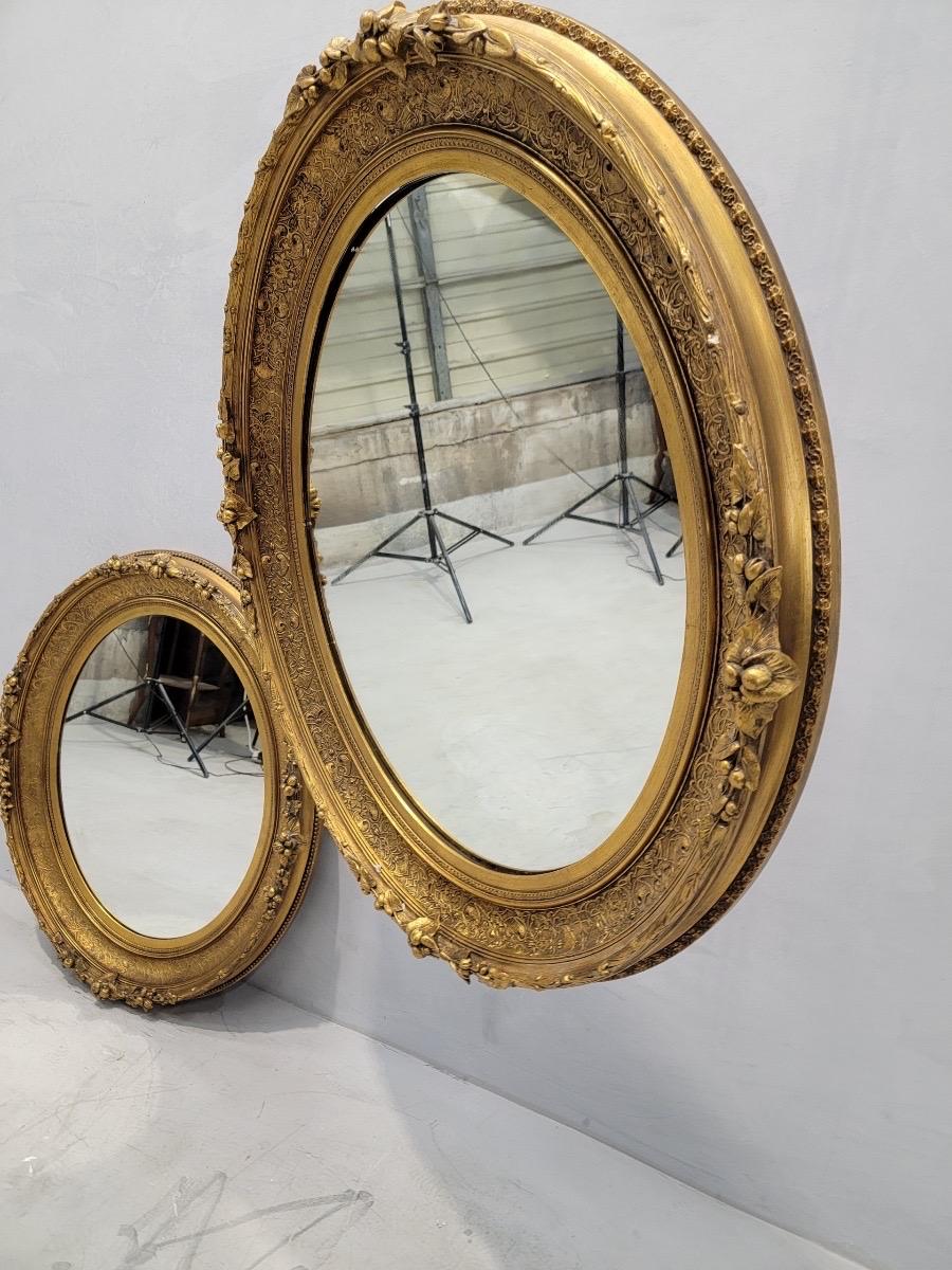 Antike französische ovale Wandspiegel aus geschnitztem vergoldetem Holz im Napoleon-III-Stil, 2er-Set

Dieser exquisite Satz von zwei antiken französischen geschnitzten ovalen Wandspiegeln aus Goldholz von Napoleon III. ist ein Beispiel für die