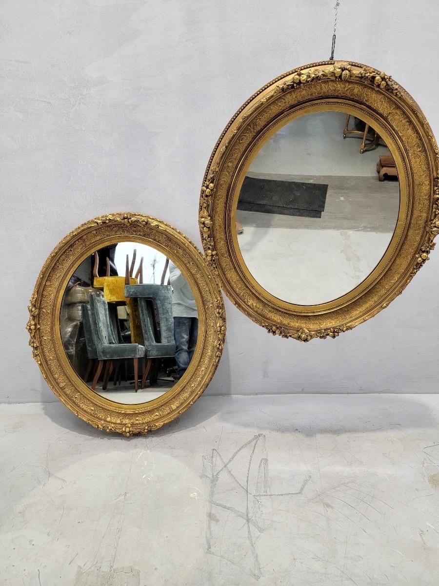 Antike französische ovale Wandspiegel aus geschnitztem vergoldetem Holz im Napoleon-III-Stil, 2er-Set (Napoleon III.) im Angebot