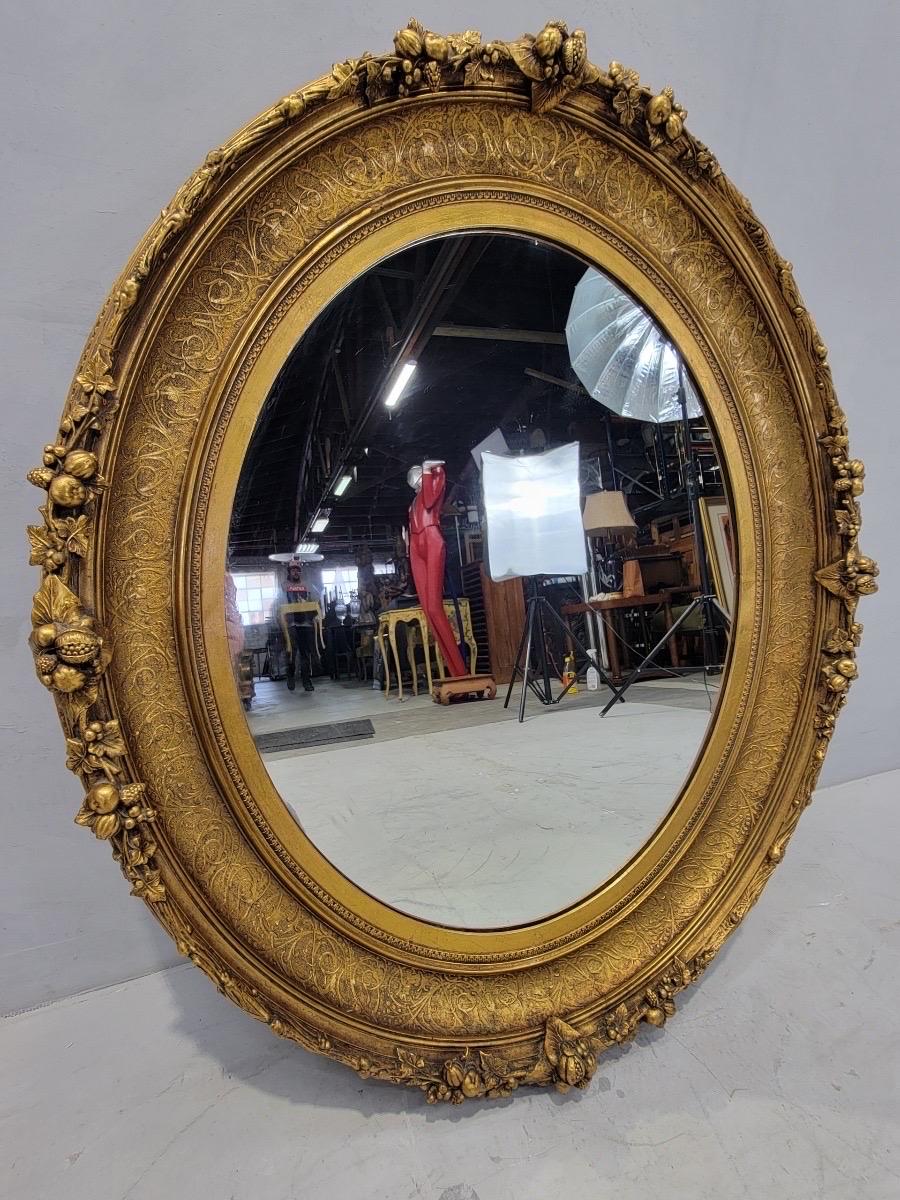 Antike französische ovale Wandspiegel aus geschnitztem vergoldetem Holz im Napoleon-III-Stil, 2er-Set (Französisch) im Angebot