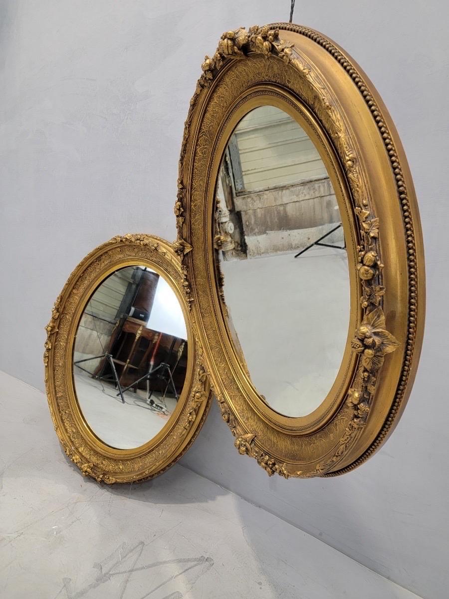 Antike französische ovale Wandspiegel aus geschnitztem vergoldetem Holz im Napoleon-III-Stil, 2er-Set (Geschnitzt) im Angebot