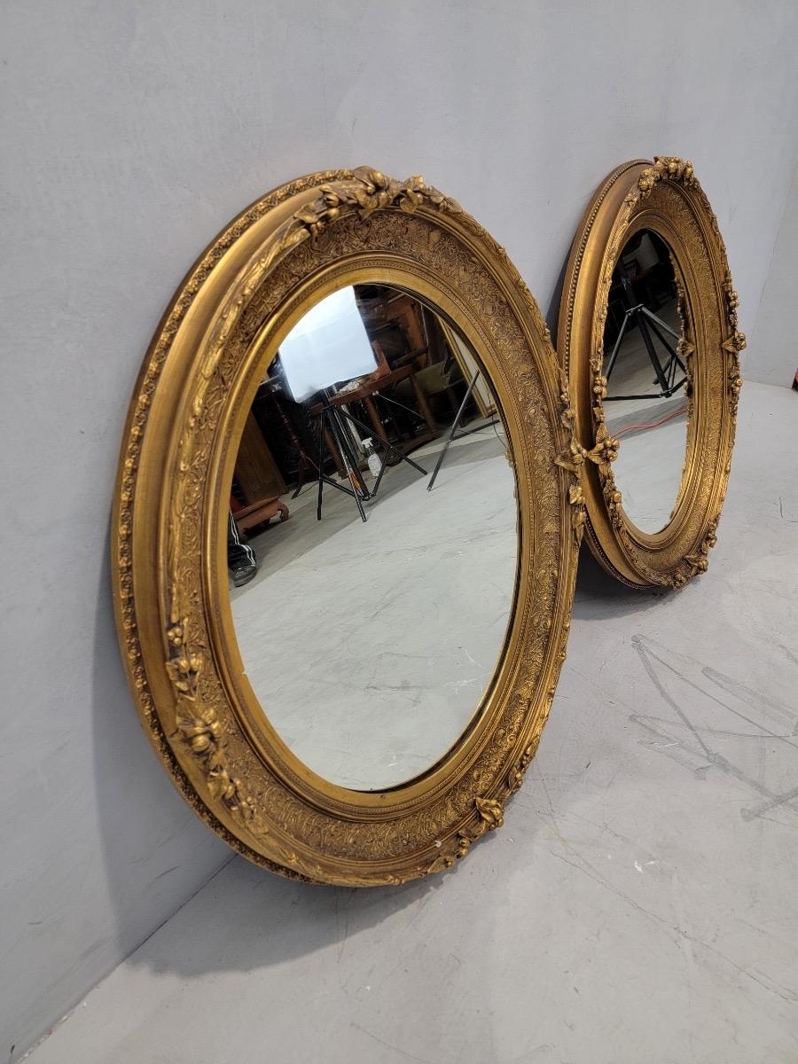 Antike französische ovale Wandspiegel aus geschnitztem vergoldetem Holz im Napoleon-III-Stil, 2er-Set im Zustand „Gut“ im Angebot in Chicago, IL