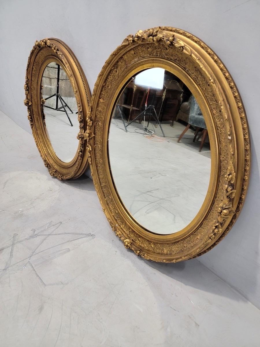 Antike französische ovale Wandspiegel aus geschnitztem vergoldetem Holz im Napoleon-III-Stil, 2er-Set (19. Jahrhundert) im Angebot