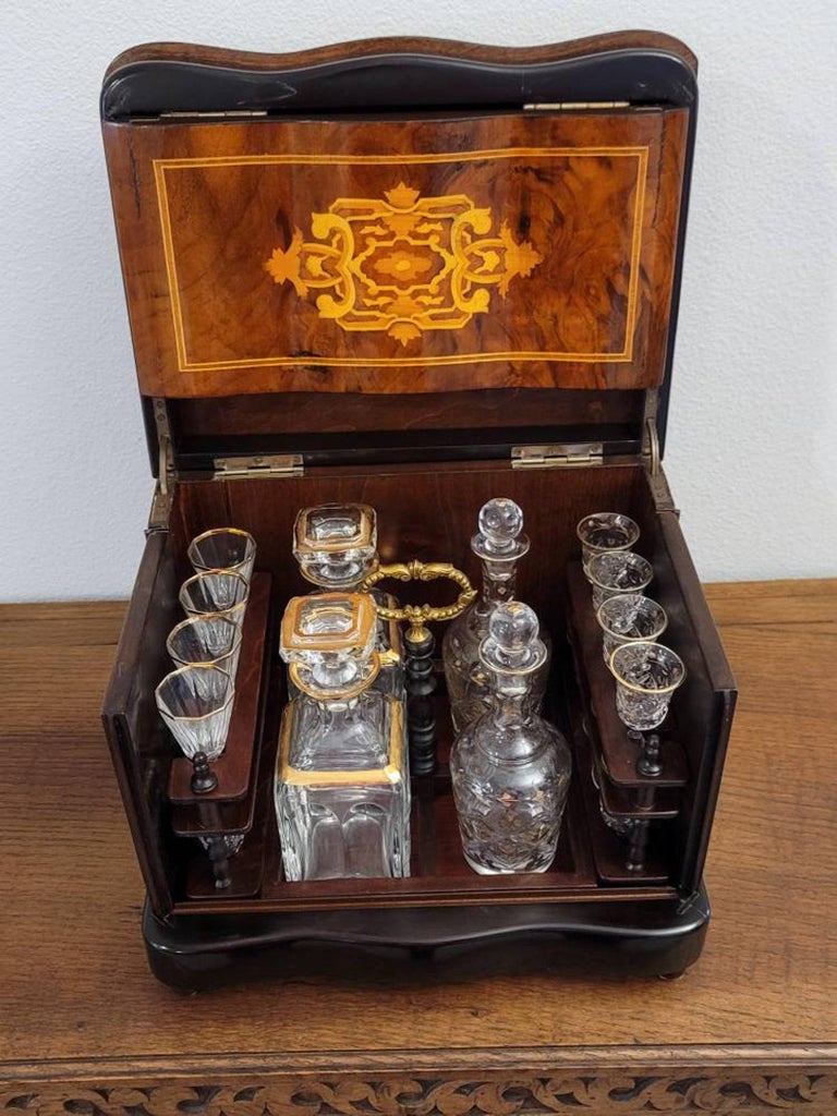 Cave à Liqueur en Noyer du XIXe Siècle Ou Tantalus