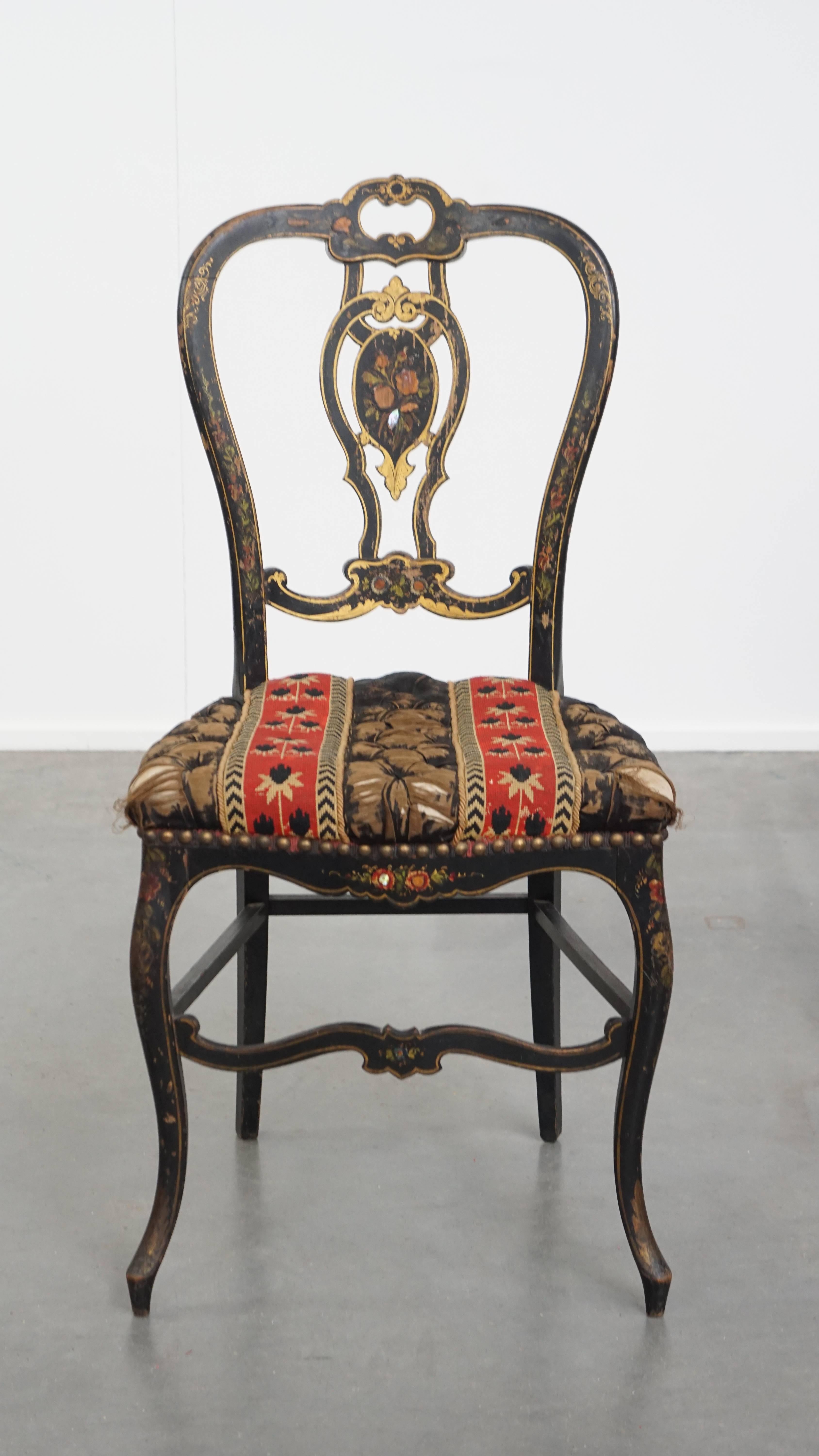 Nous vous proposons cette élégante et unique chaise ancienne Napoléon III, incrustée de nacre. Nous sommes nous-mêmes très attachés à ce type de chaise, et cet exemple est particulièrement charmant.

Il reste remarquablement original et, compte tenu