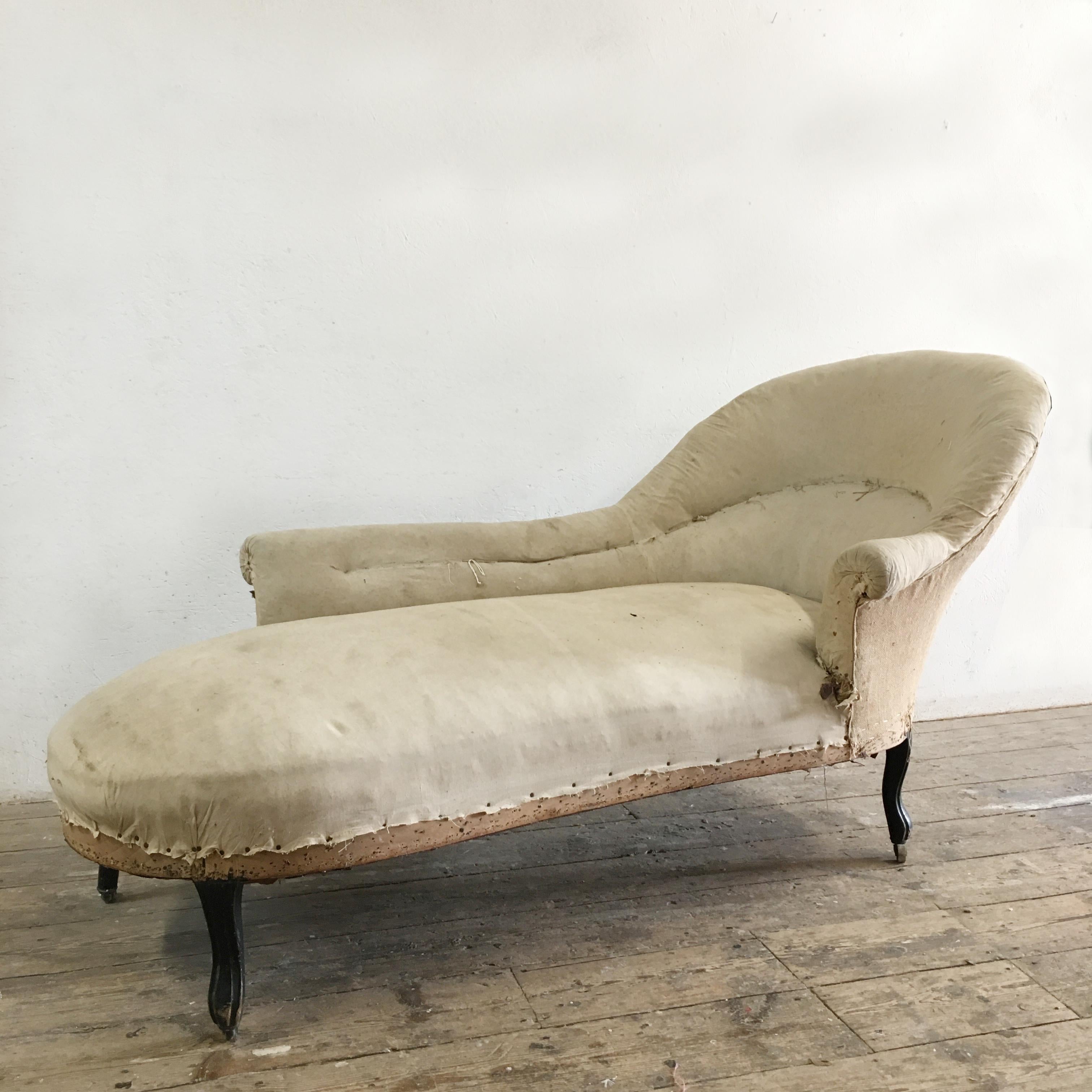 Antique French Napoleon III Chaise Longue 
Wonderful Shaping, Rarer Right Arm Facing (Raf)
Horse Hair/Seaweed Filling, Cotton Calico Overlay
Elegant Carved Ebonised Legs With A Castor On Each
175Cm Length, 89Cm Height, 74Cm Depth, 40Cm Seat