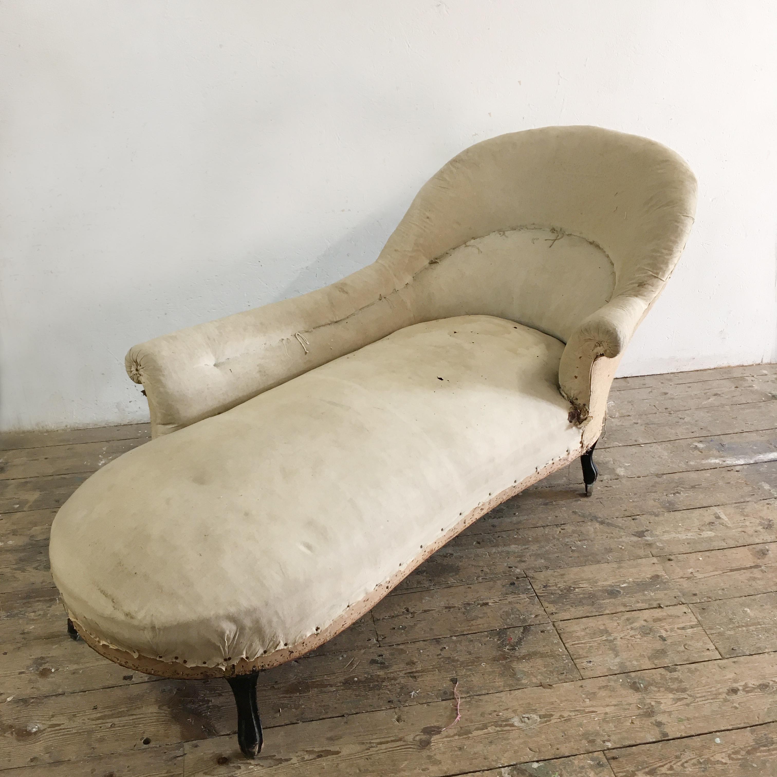 Antique French Napoleon III Chaise Longue In Distressed Condition In Hastings, GB