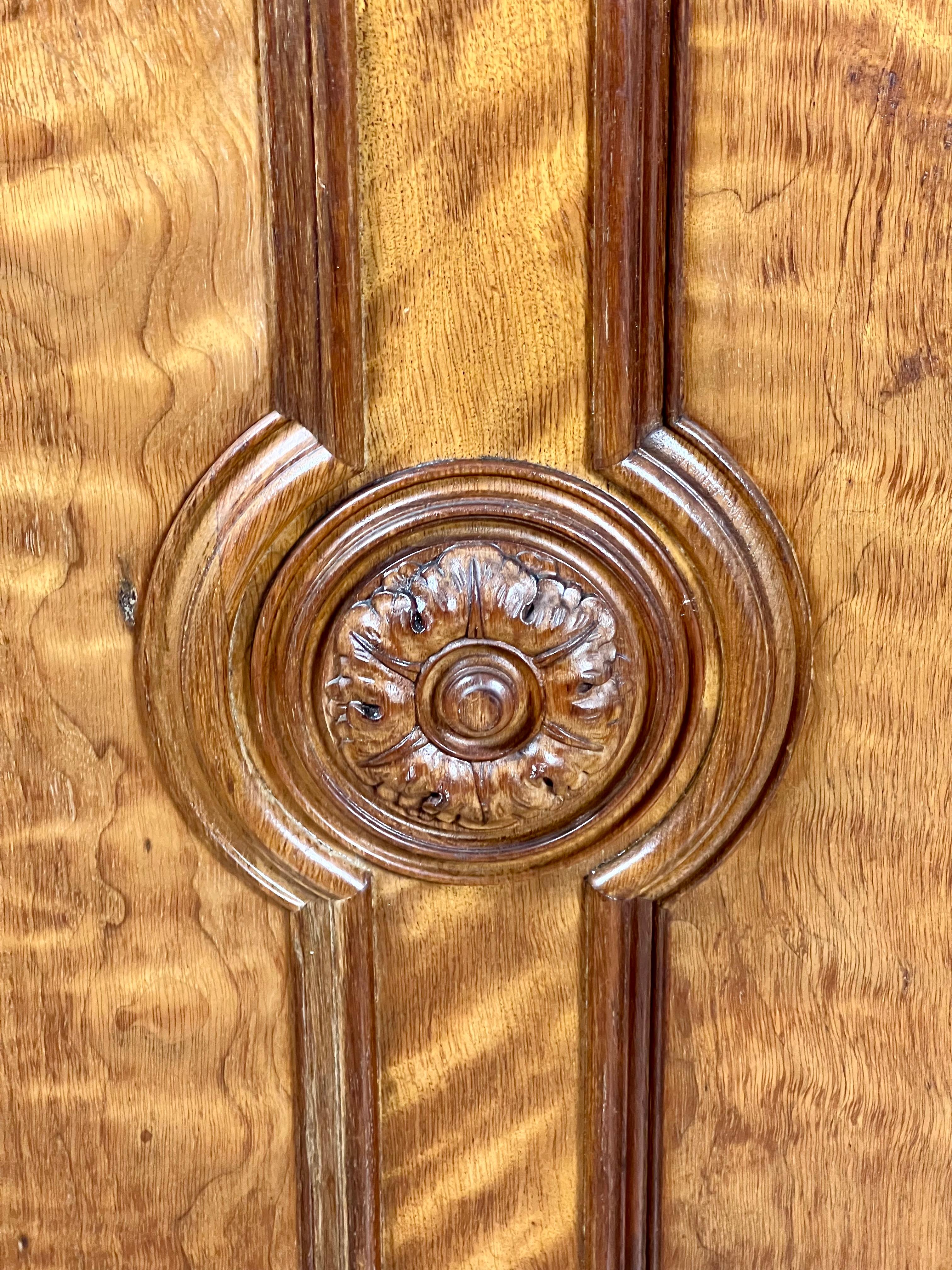 Antique French Napoleon III Curly Walnut Vassallier Buffet C.C. Metà del 1800 in vendita 3