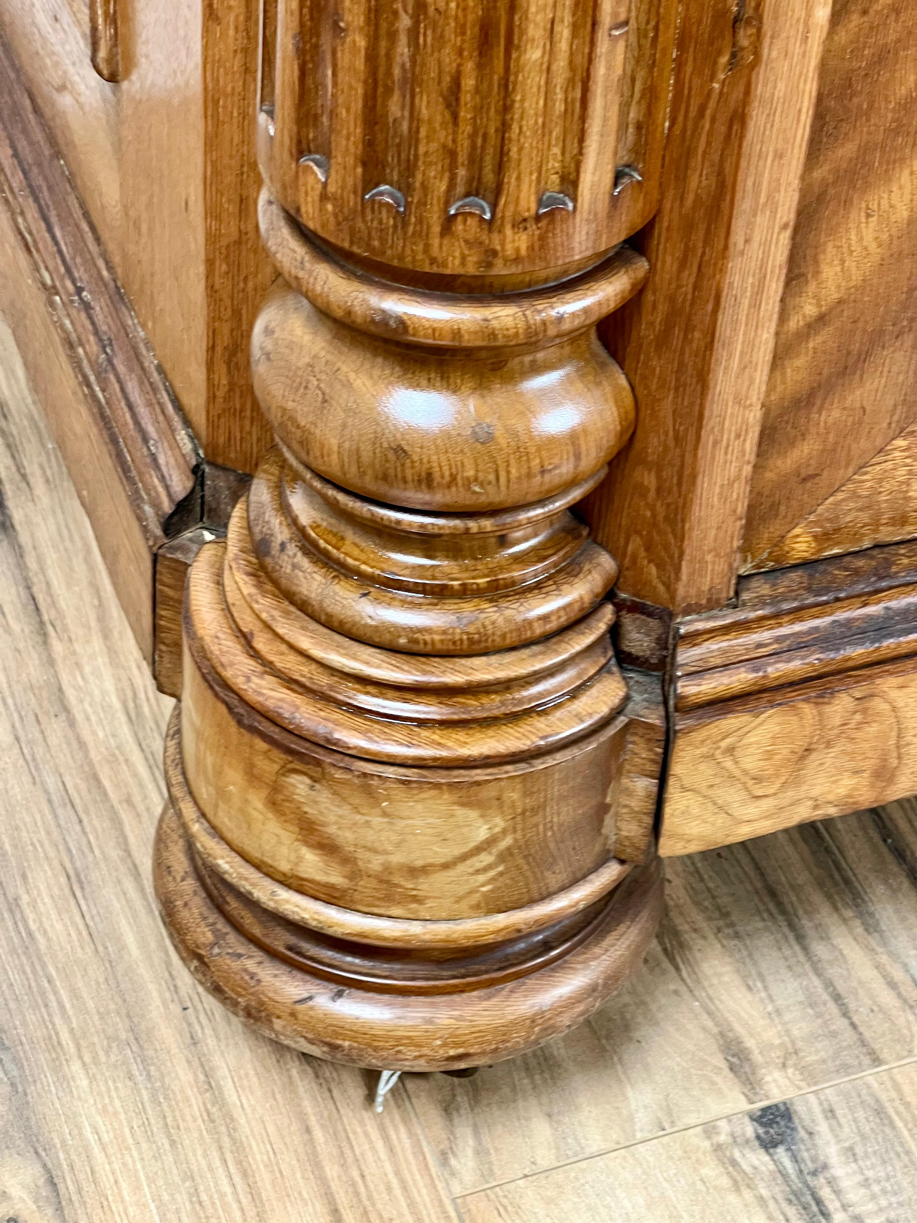 Antique French Napoleon III Curly Walnut Vassallier Buffet C.C. Metà del 1800 in vendita 4