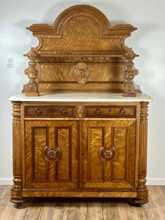 Ancien Buffet Vassallier français Napoléon III en noyer frisé c. Milieu des années 1800