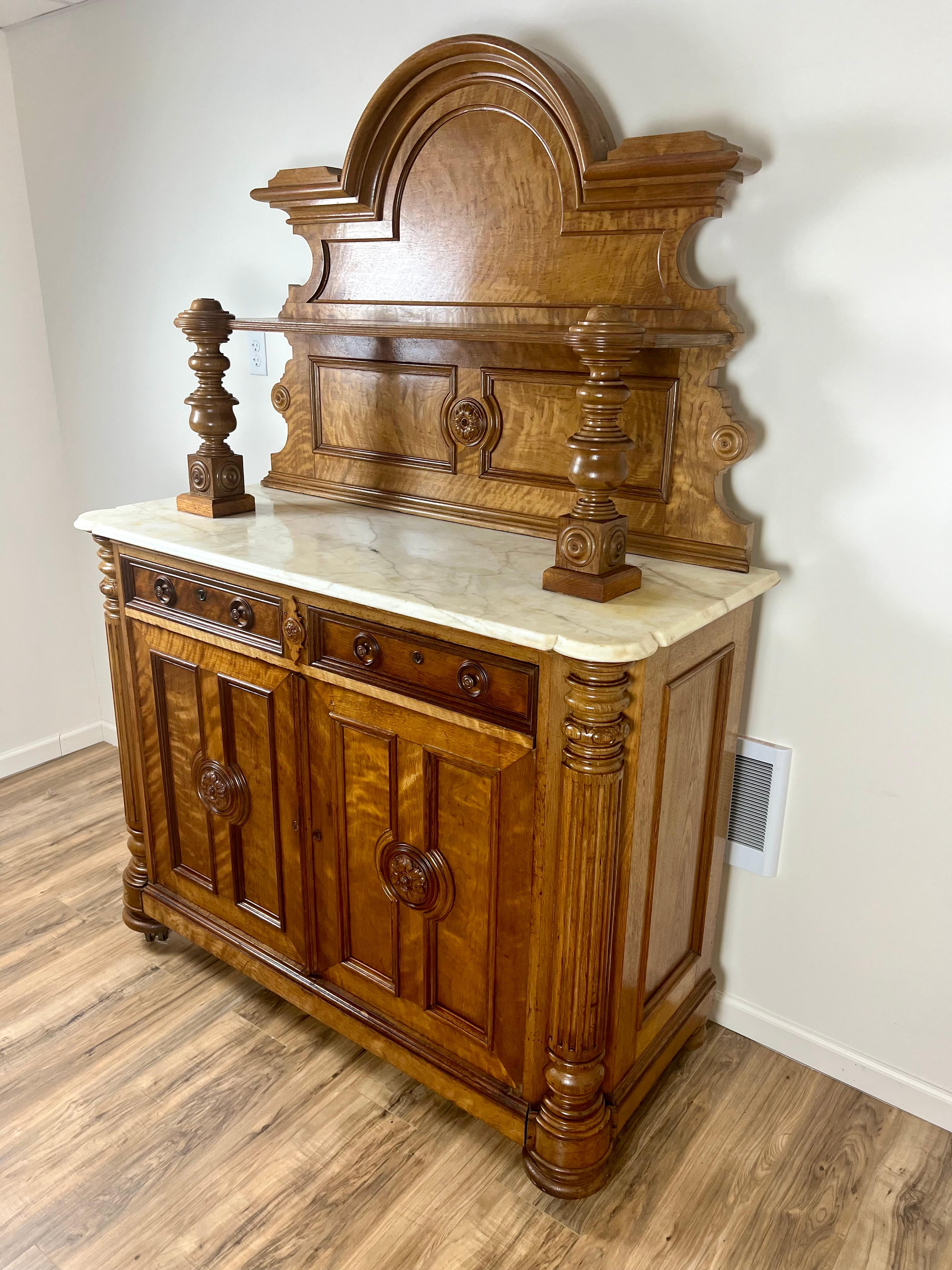 Napoleone III Antique French Napoleon III Curly Walnut Vassallier Buffet C.C. Metà del 1800 in vendita