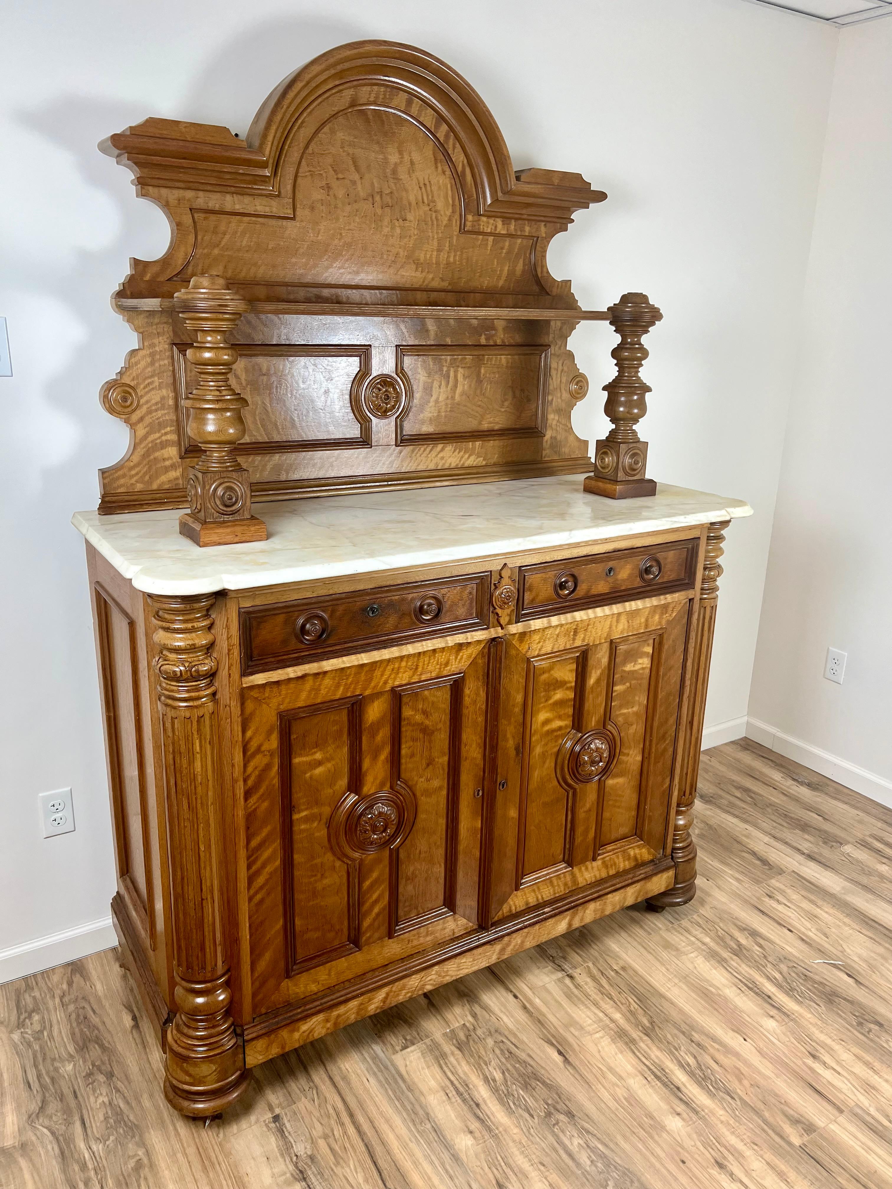 Francese Antique French Napoleon III Curly Walnut Vassallier Buffet C.C. Metà del 1800 in vendita