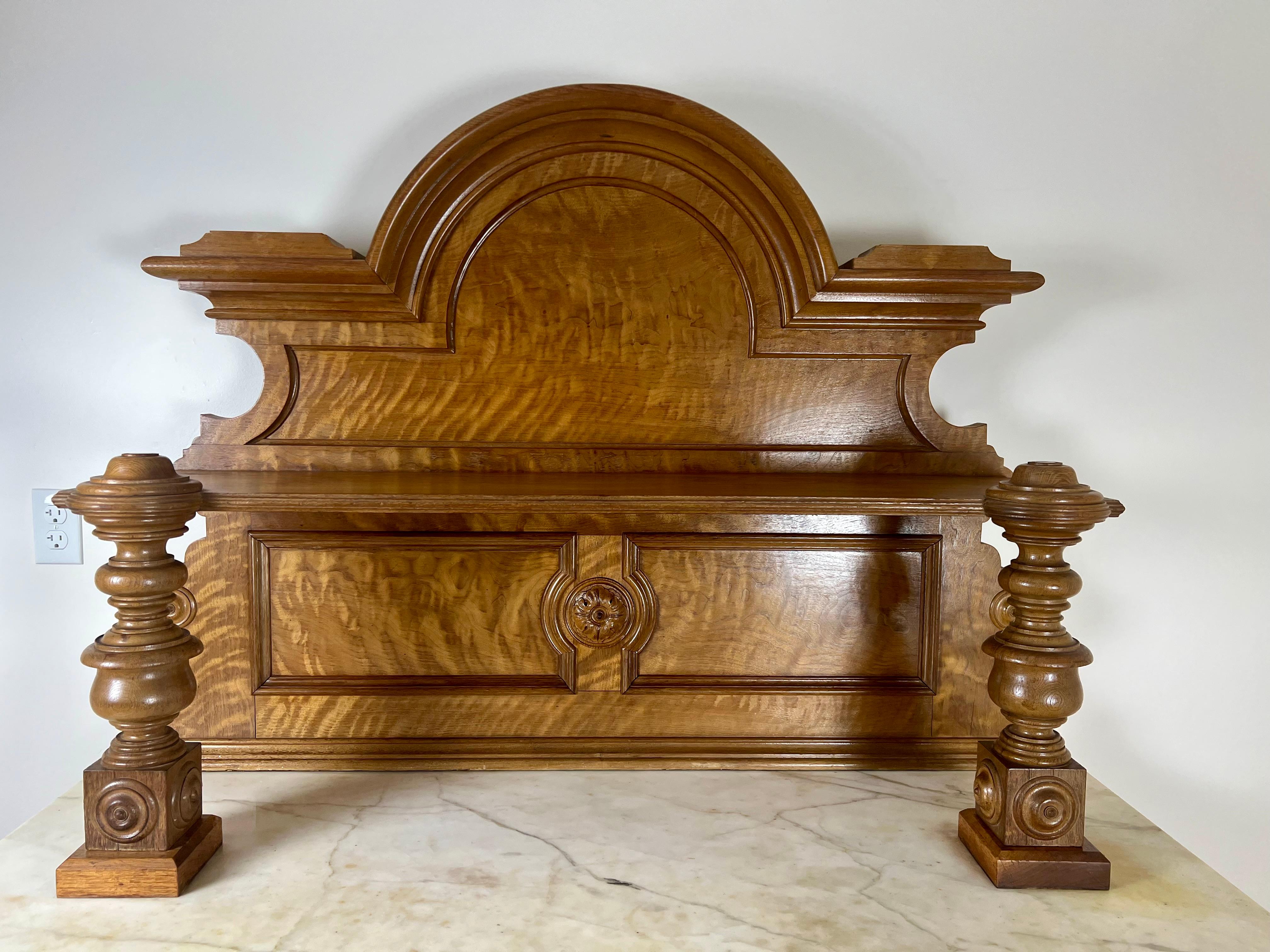 Antique French Napoleon III Curly Walnut Vassallier Buffet C.C. Metà del 1800 In condizioni buone in vendita a Westfield, MA