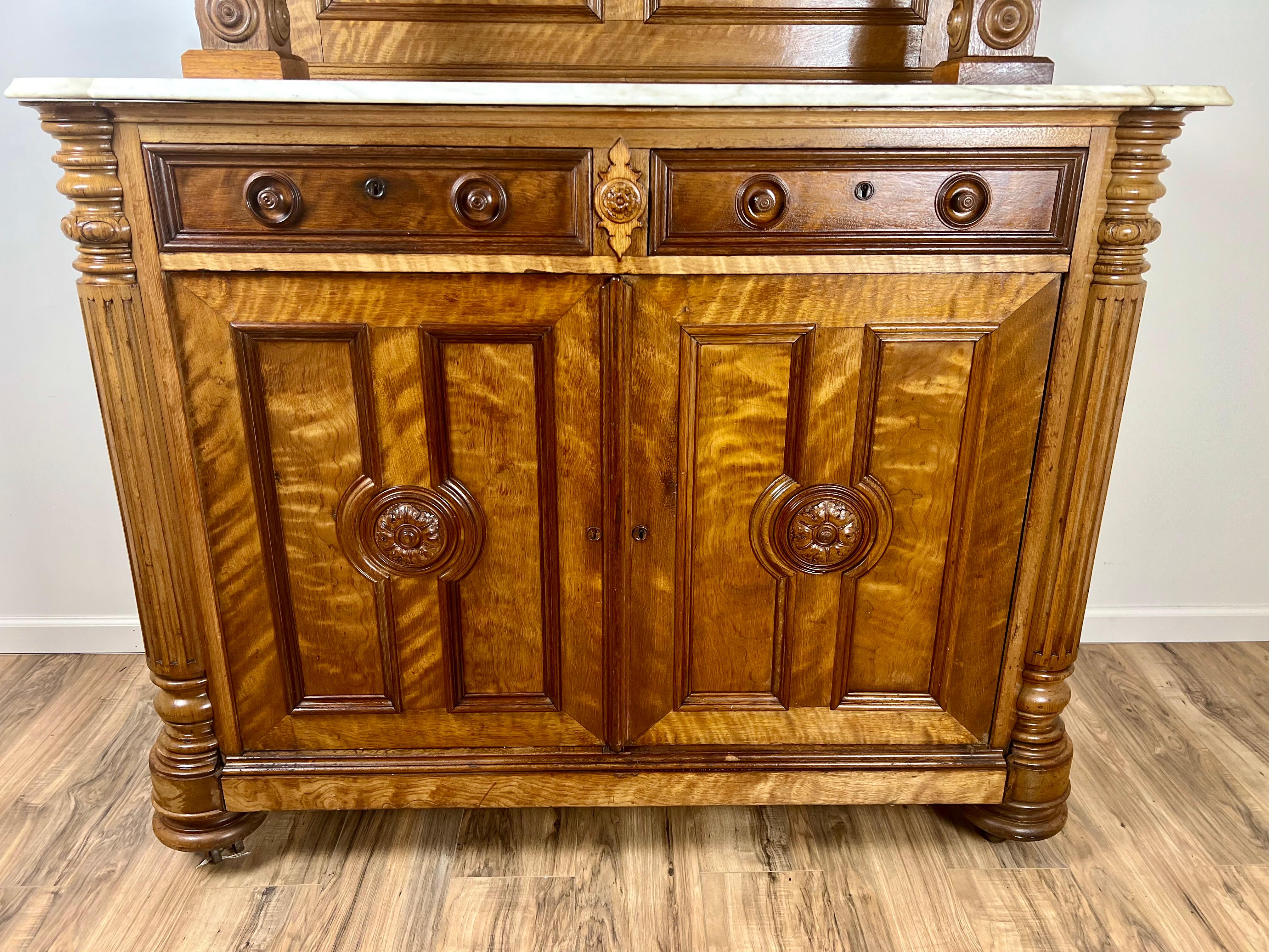 XIX secolo Antique French Napoleon III Curly Walnut Vassallier Buffet C.C. Metà del 1800 in vendita