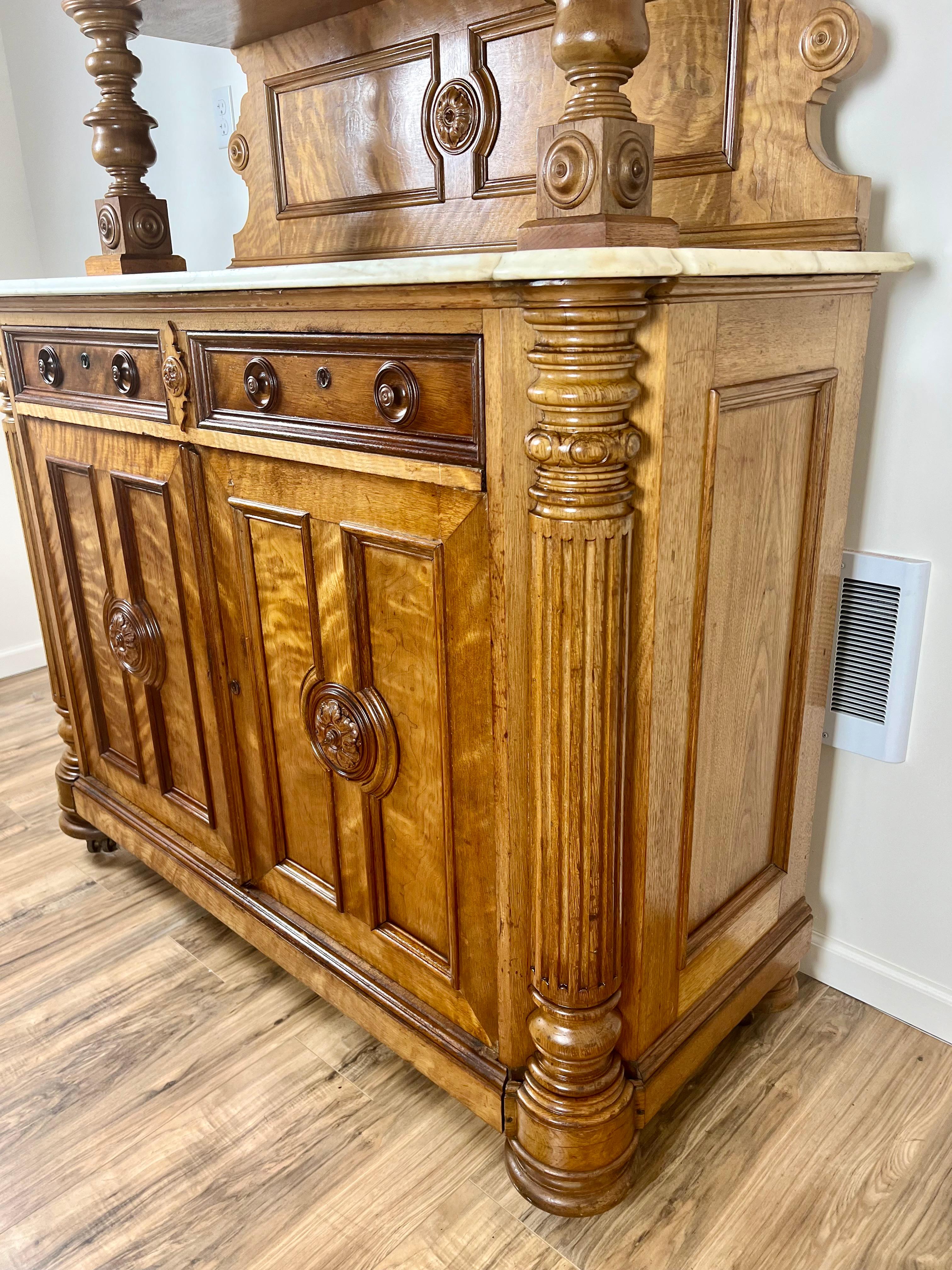 Noce Antique French Napoleon III Curly Walnut Vassallier Buffet C.C. Metà del 1800 in vendita