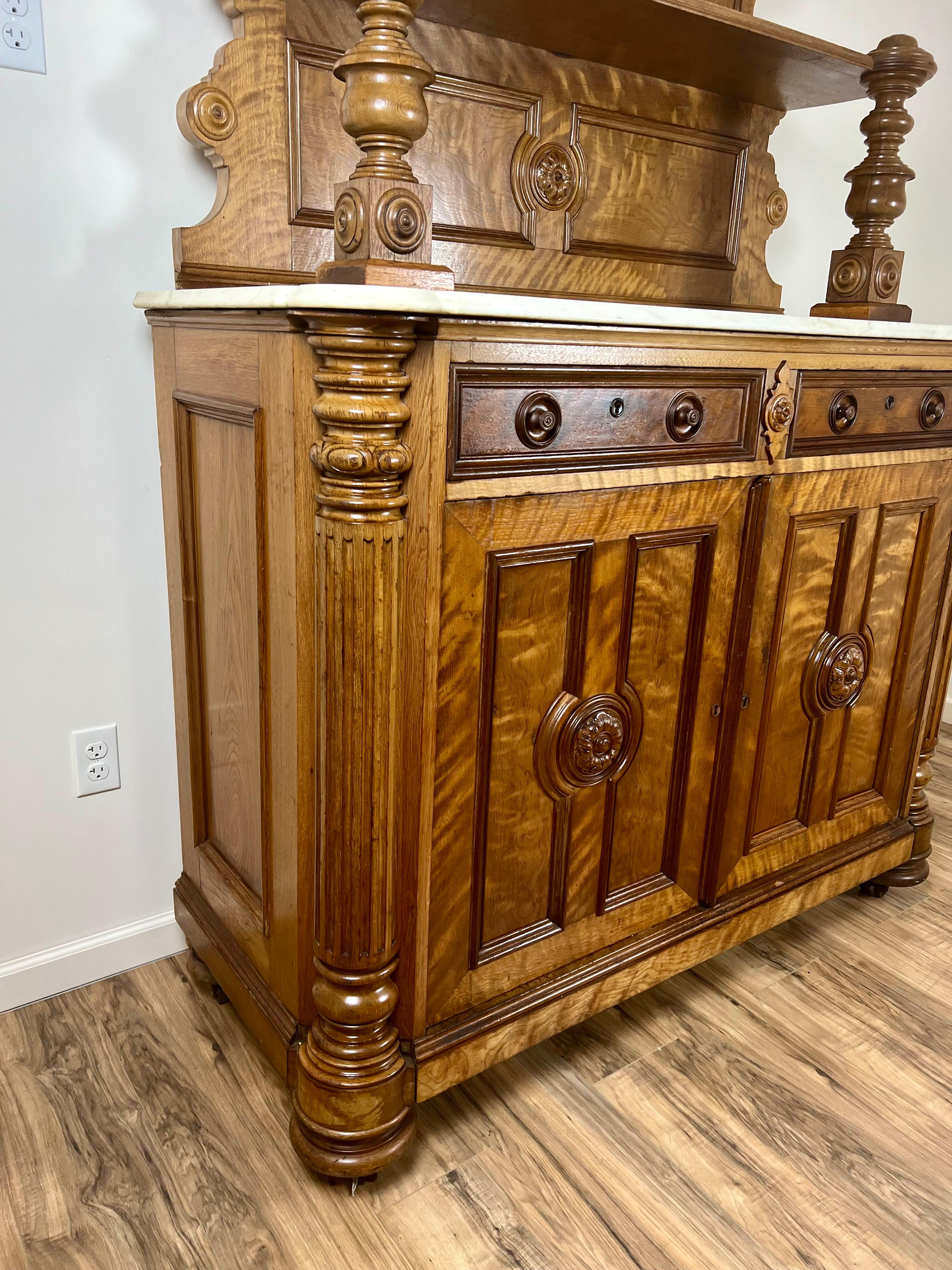 Antique French Napoleon III Curly Walnut Vassallier Buffet C.C. Metà del 1800 in vendita 1