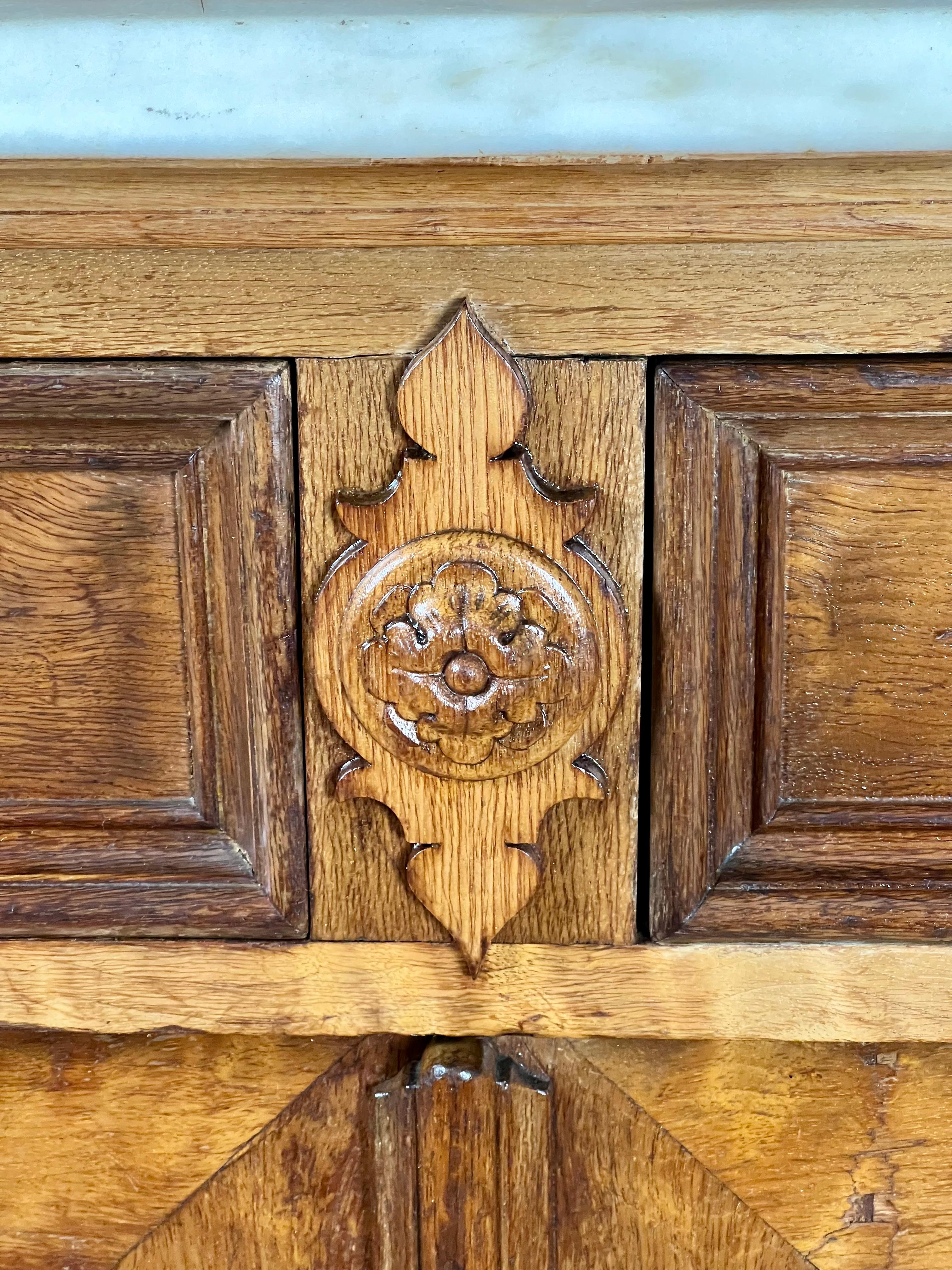 Antique French Napoleon III Curly Walnut Vassallier Buffet C.C. Metà del 1800 in vendita 2