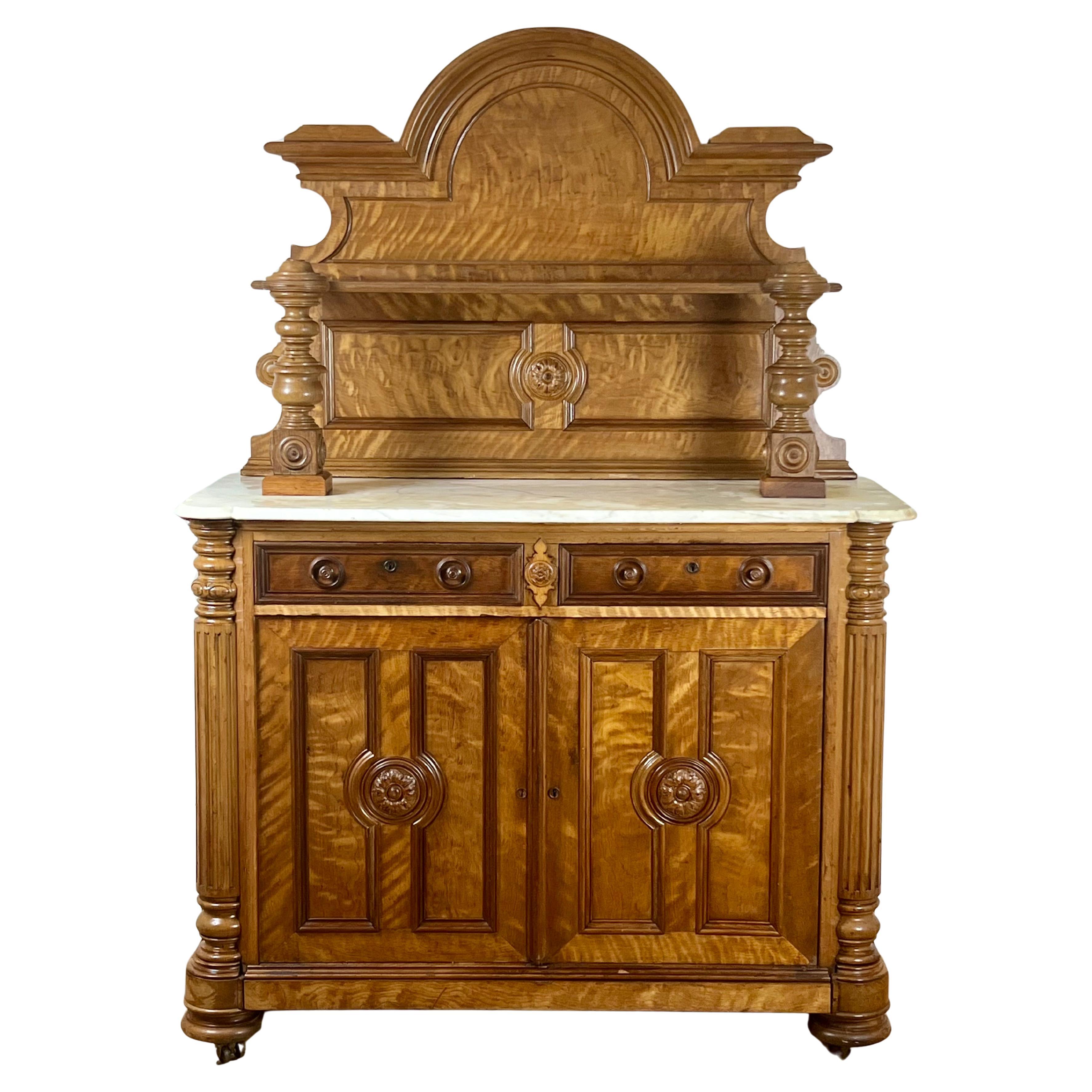 Ancien Buffet Vassallier français Napoléon III en noyer frisé c. Milieu des années 1800